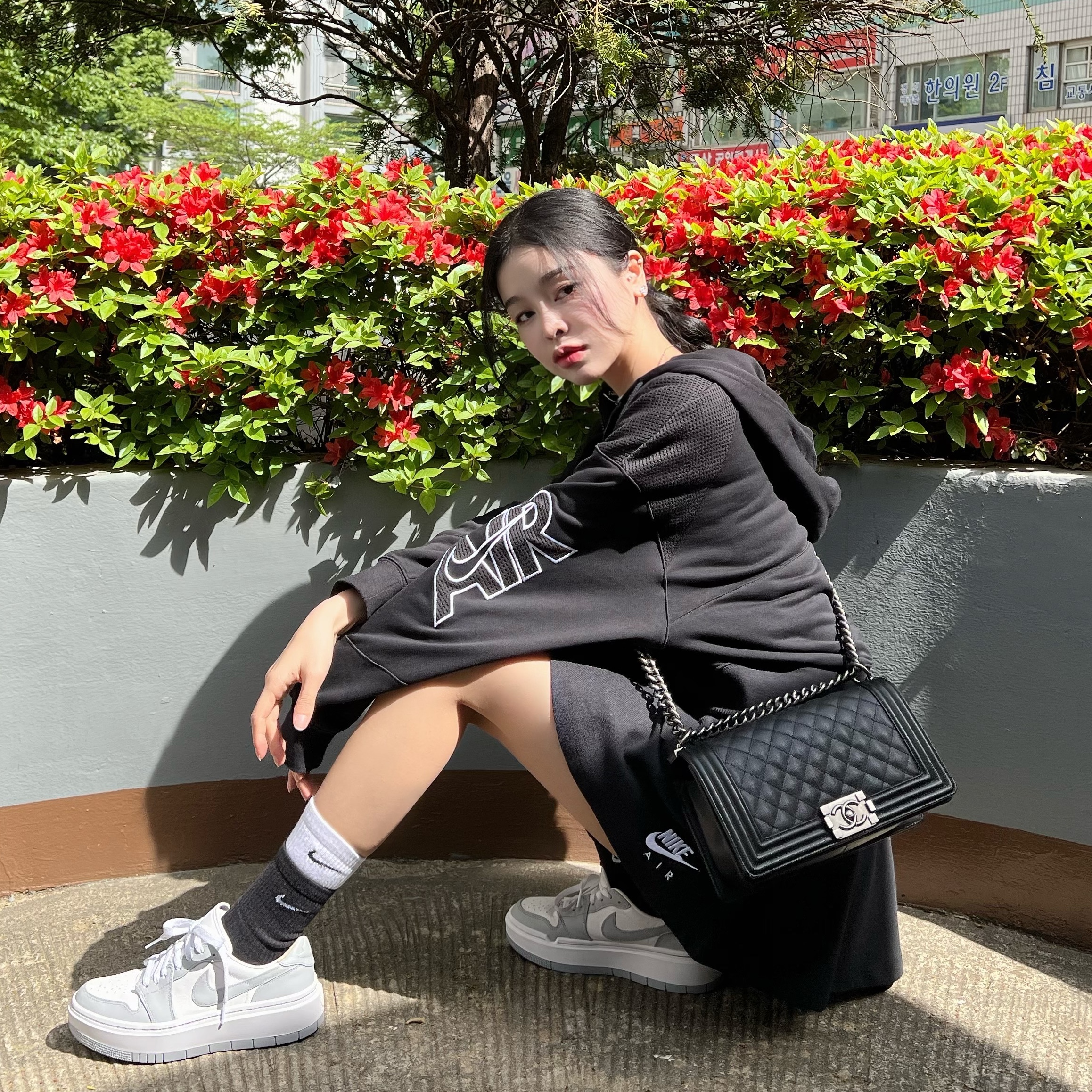 (W) Jordan 1 Elevate Low White and Wolf Grey, Chanel Medium Boy Chanel Handbag Grained Calfskin & Ruthenium Black 착용 스타일