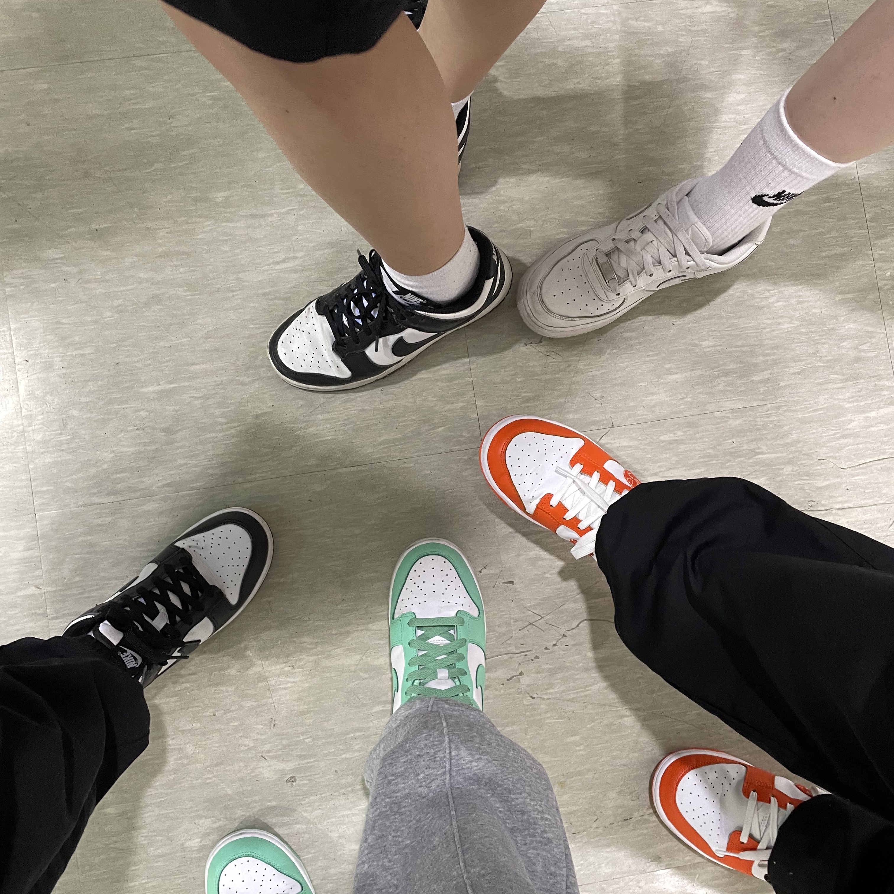 (W) Nike Dunk Low Green Glow, (W) Nike Air Force 1 '07 Low White 착용 스타일
