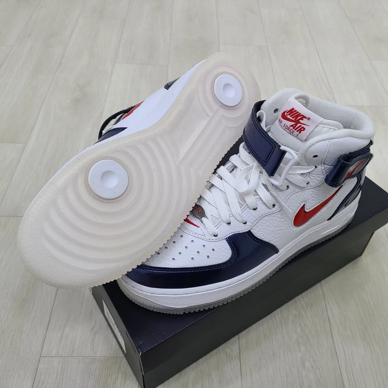 Nike Air Force 1 Mid QS University Red and Midnight Navy 착용 스타일 - 4