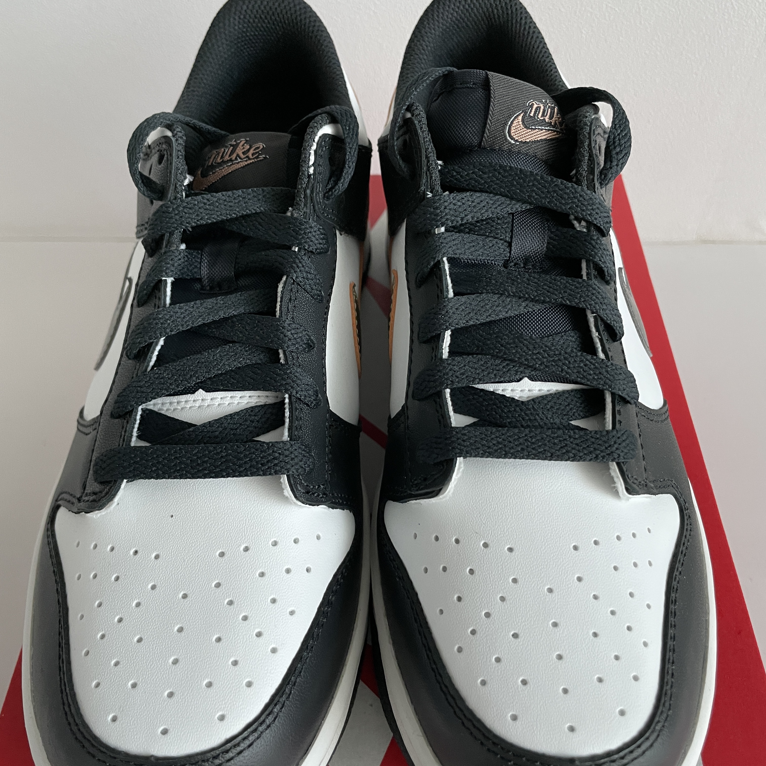 Nike Dunk Low Retro Black, (GS) Nike Dunk Low SE Off Noir Summit White Metallic Pewter 착용 스타일 - 5