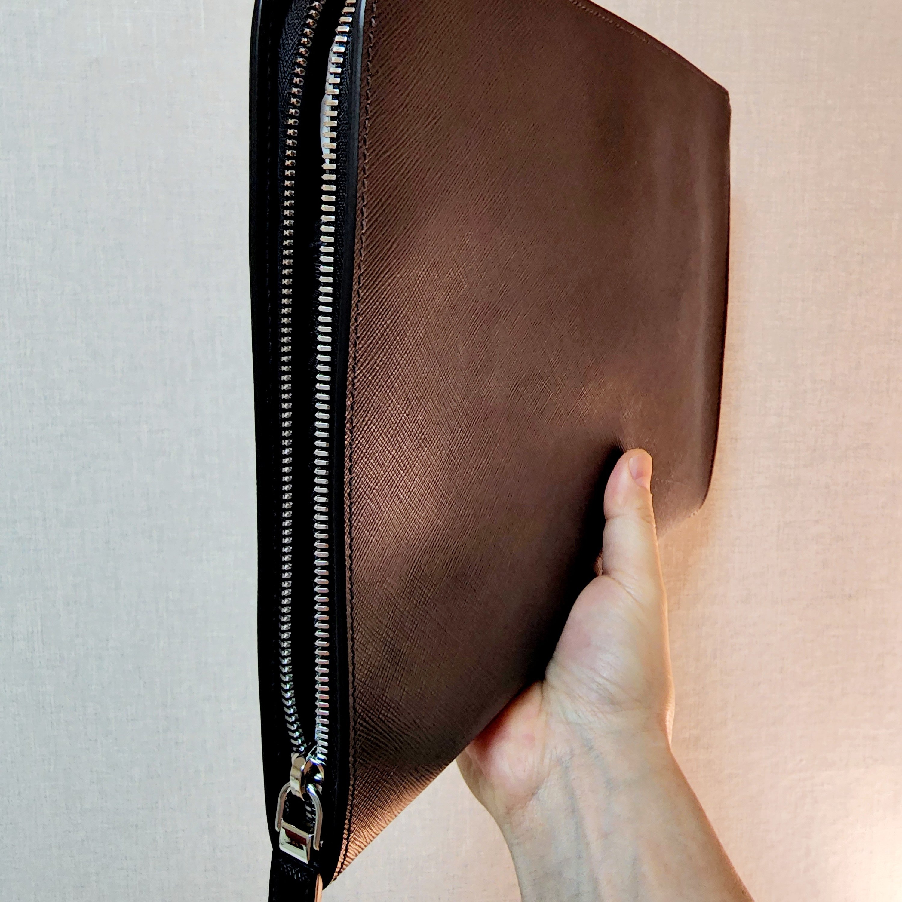 Prada Saffiano Leather Document Holder 착용 스타일 - 3