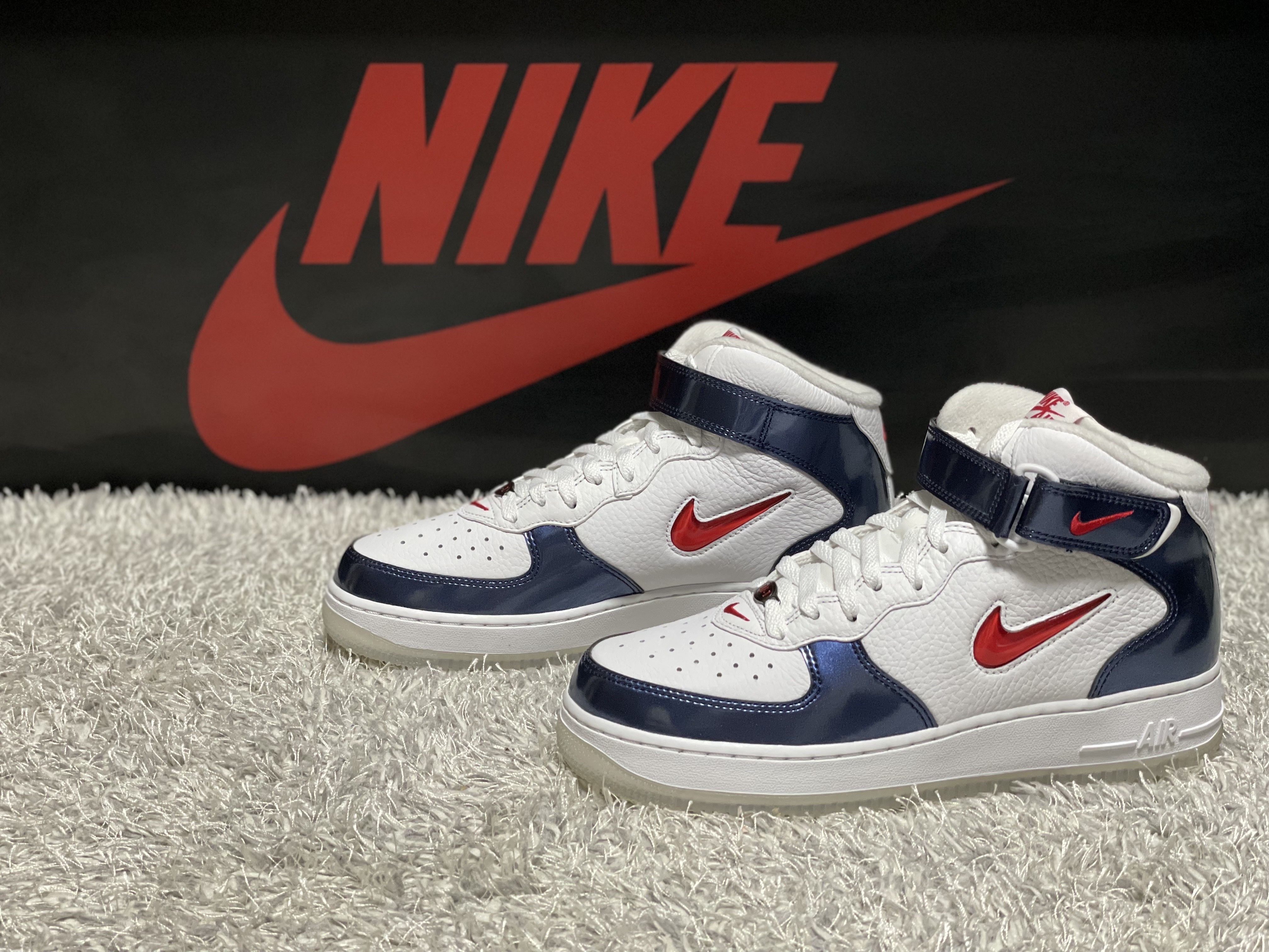 Nike Air Force 1 Mid QS University Red and Midnight Navy 착용 스타일 - 1