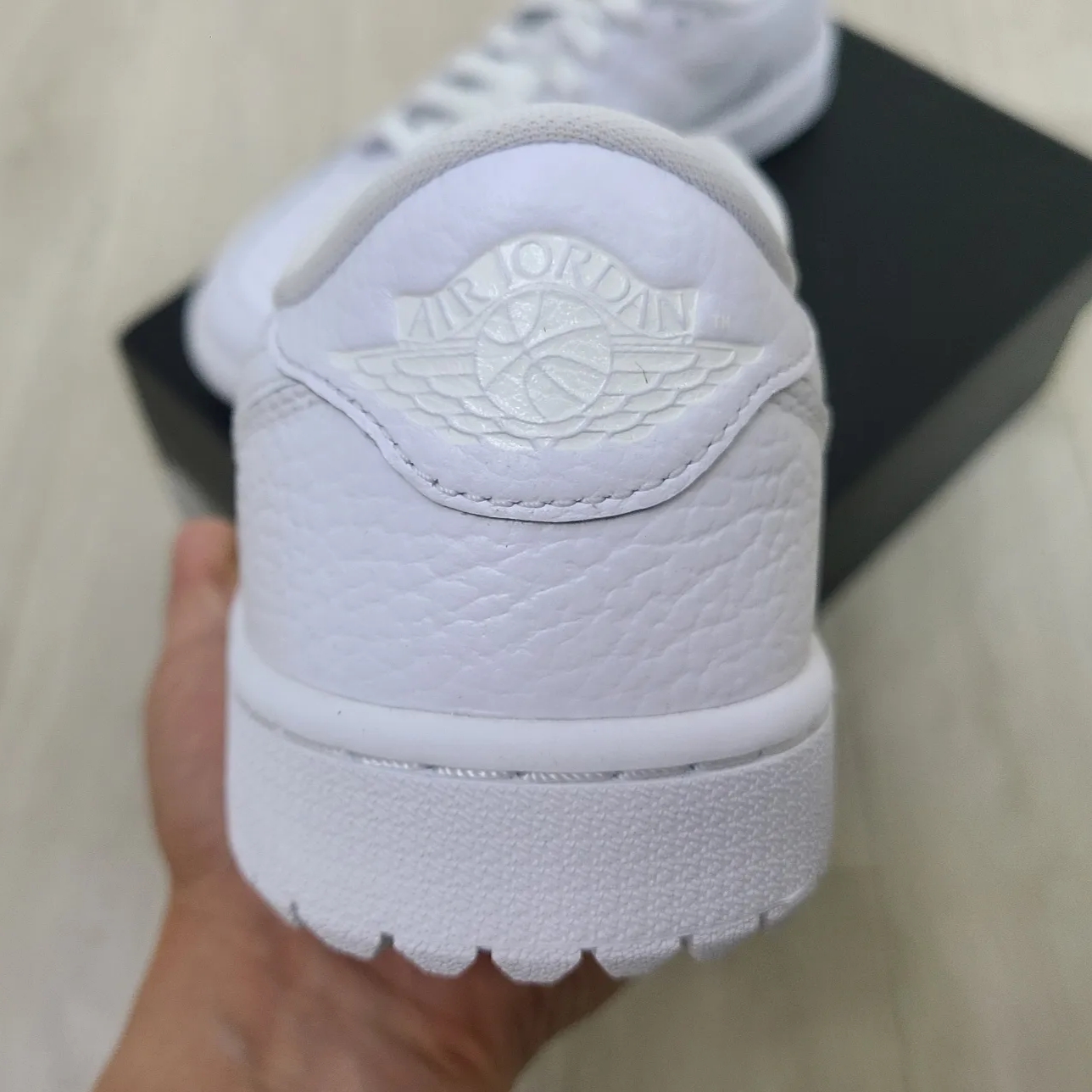 Jordan 1 Low Golf Triple White 착용 스타일 - 3