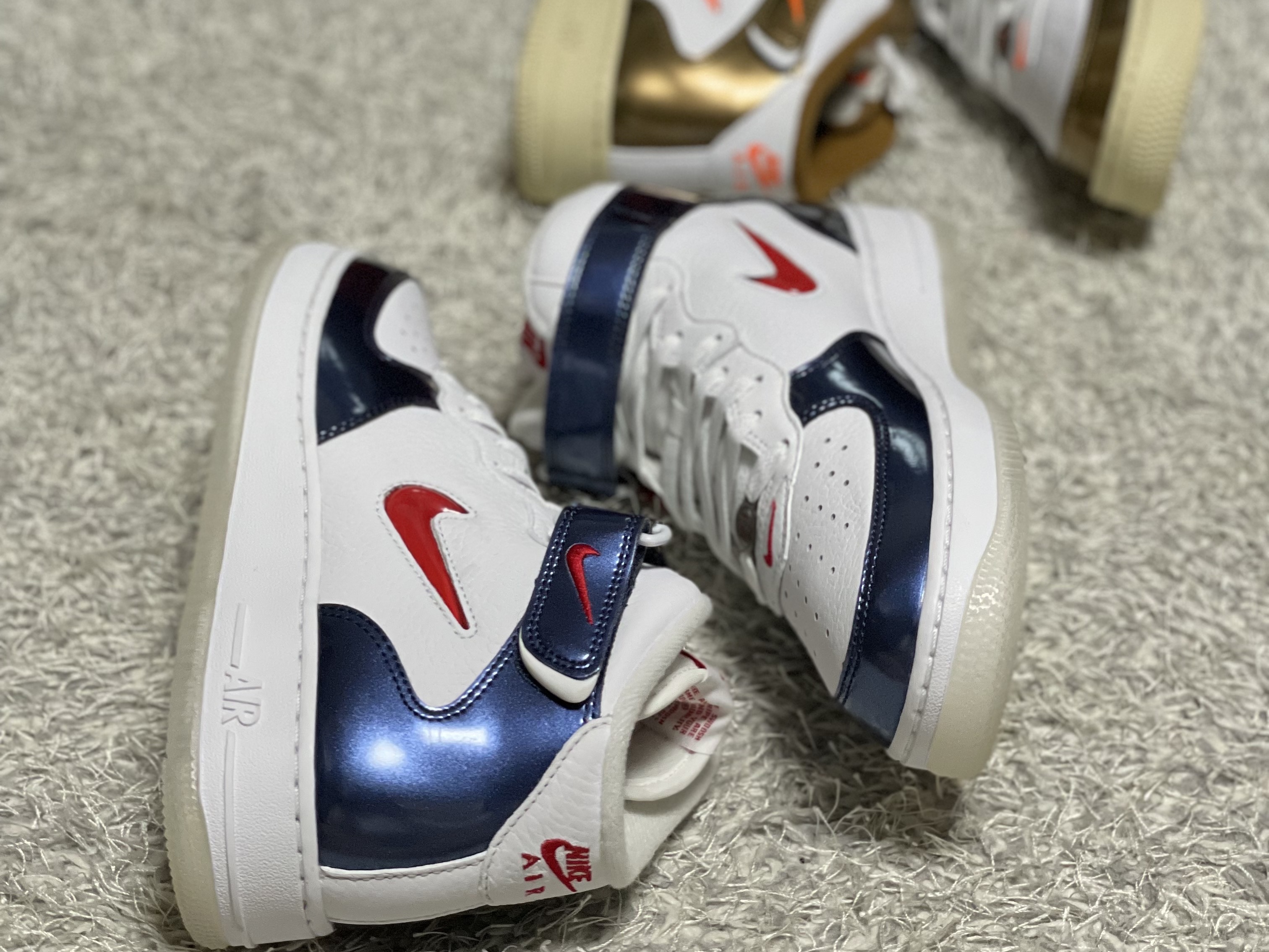 Nike Air Force 1 Mid QS University Red and Midnight Navy 착용 스타일 - 5