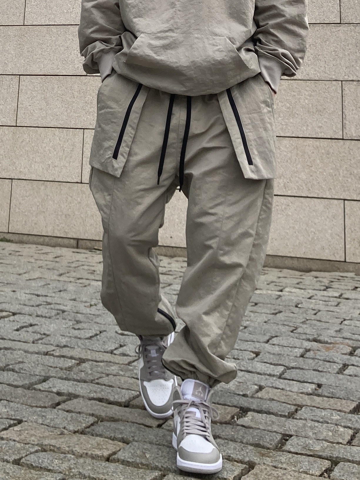 Jordan 1 Mid College Grey, Essentials x New Era Retro Crown Strapback White 착용 스타일 - 4