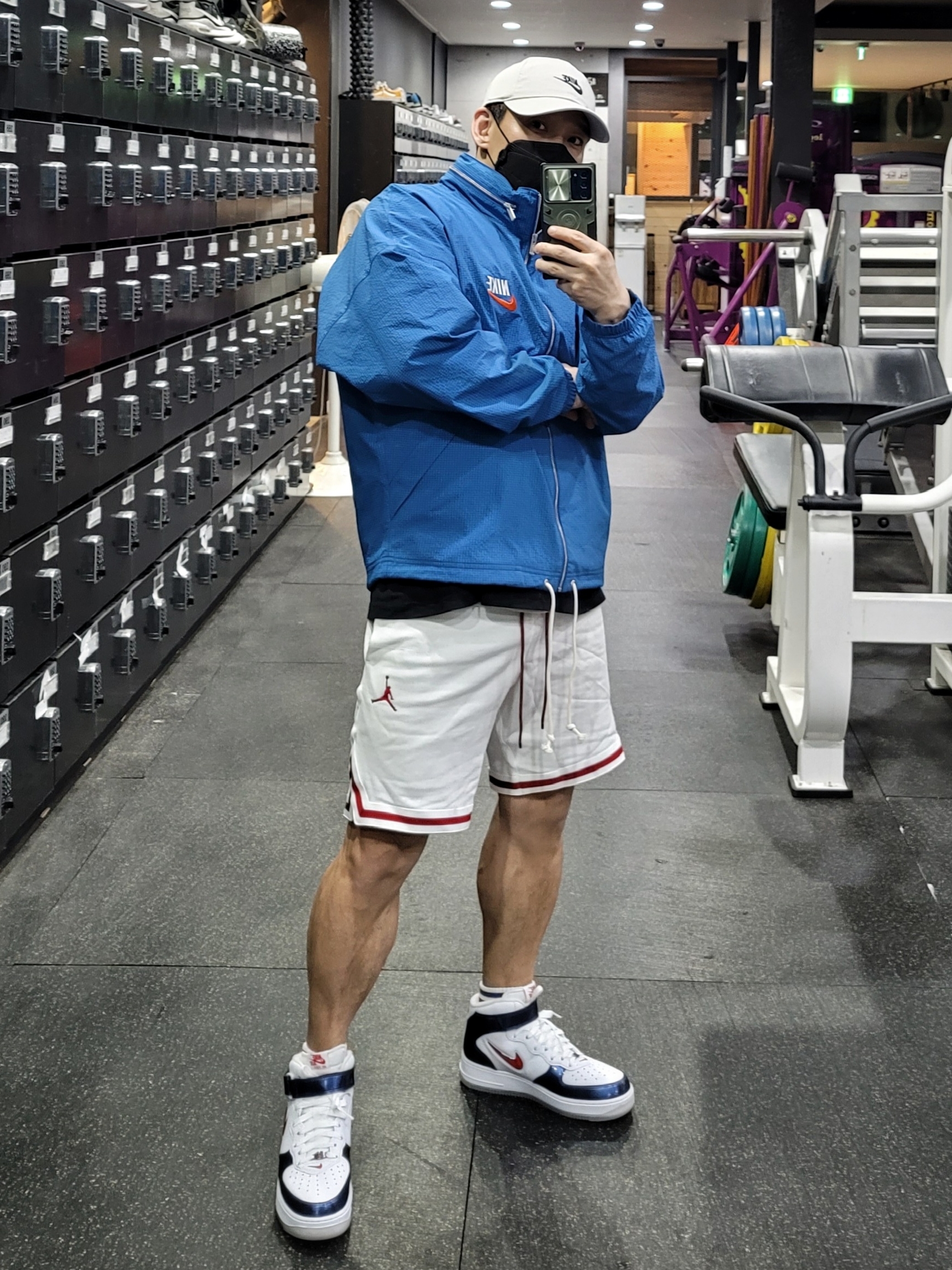 Nike Air Force 1 Mid QS University Red and Midnight Navy, Nike Heritage 86 Futura Washed Cap Light Bone 착용 스타일 - 1