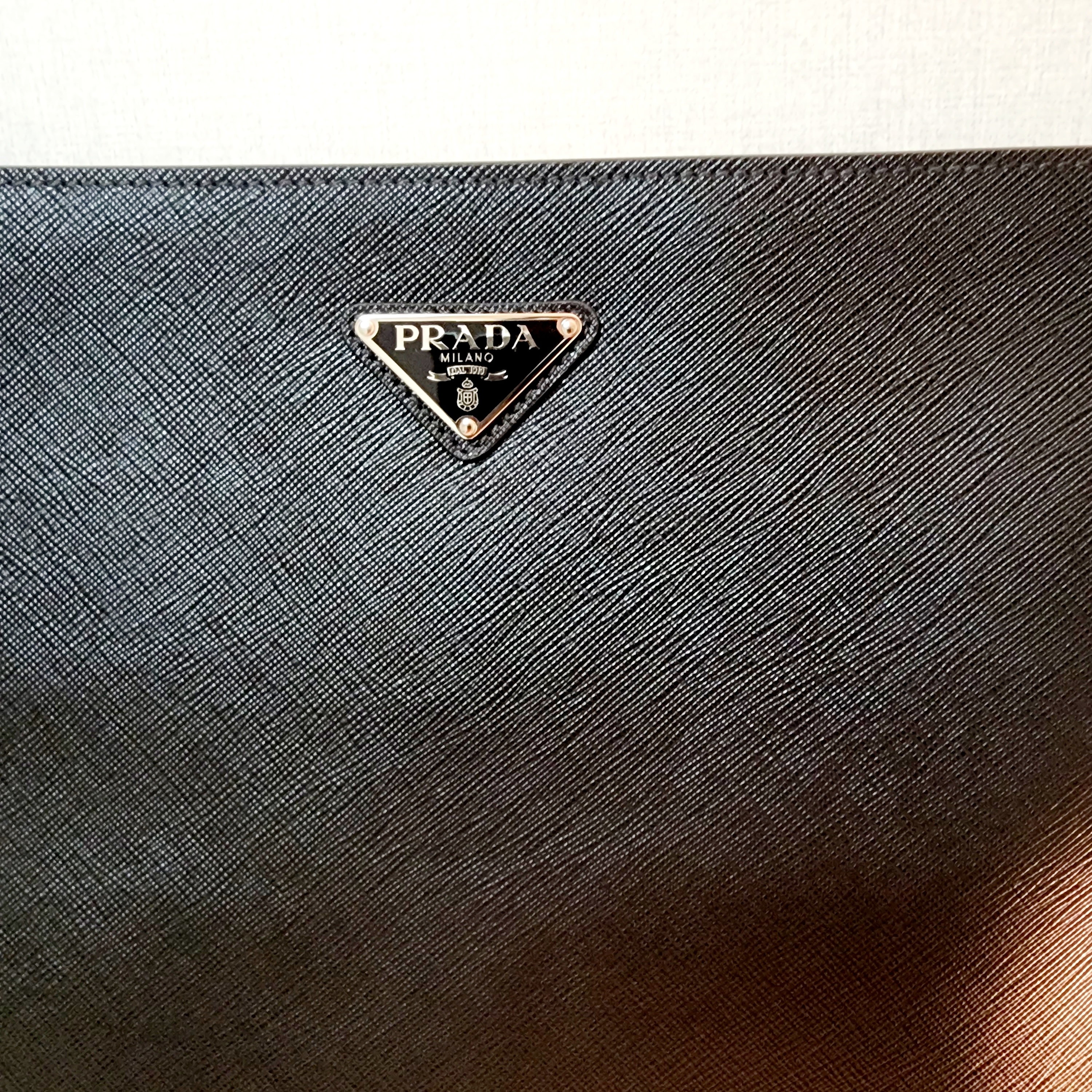 Prada Saffiano Leather Document Holder 착용 스타일 - 2