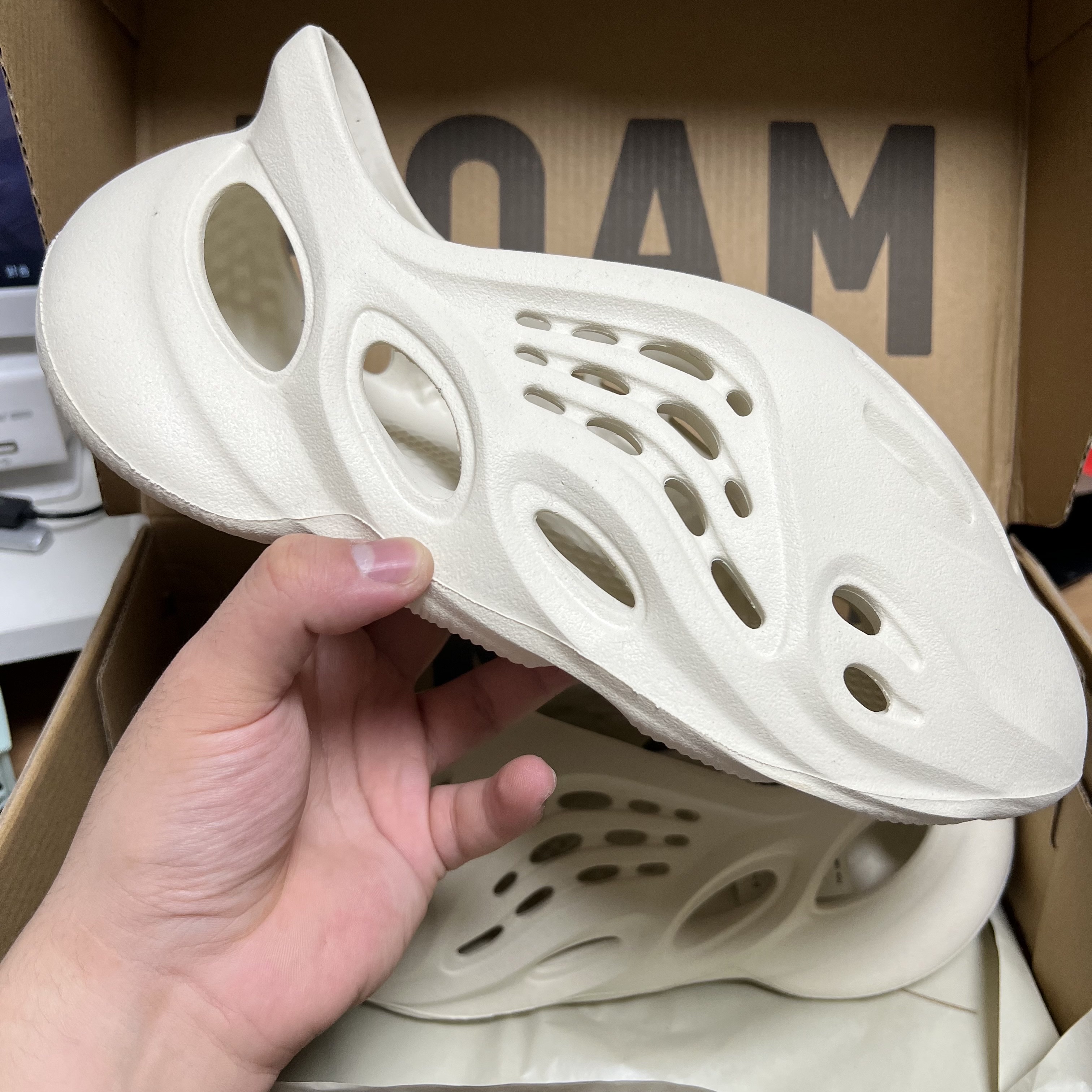 Adidas Yeezy Foam RNNR Sand 착용 스타일