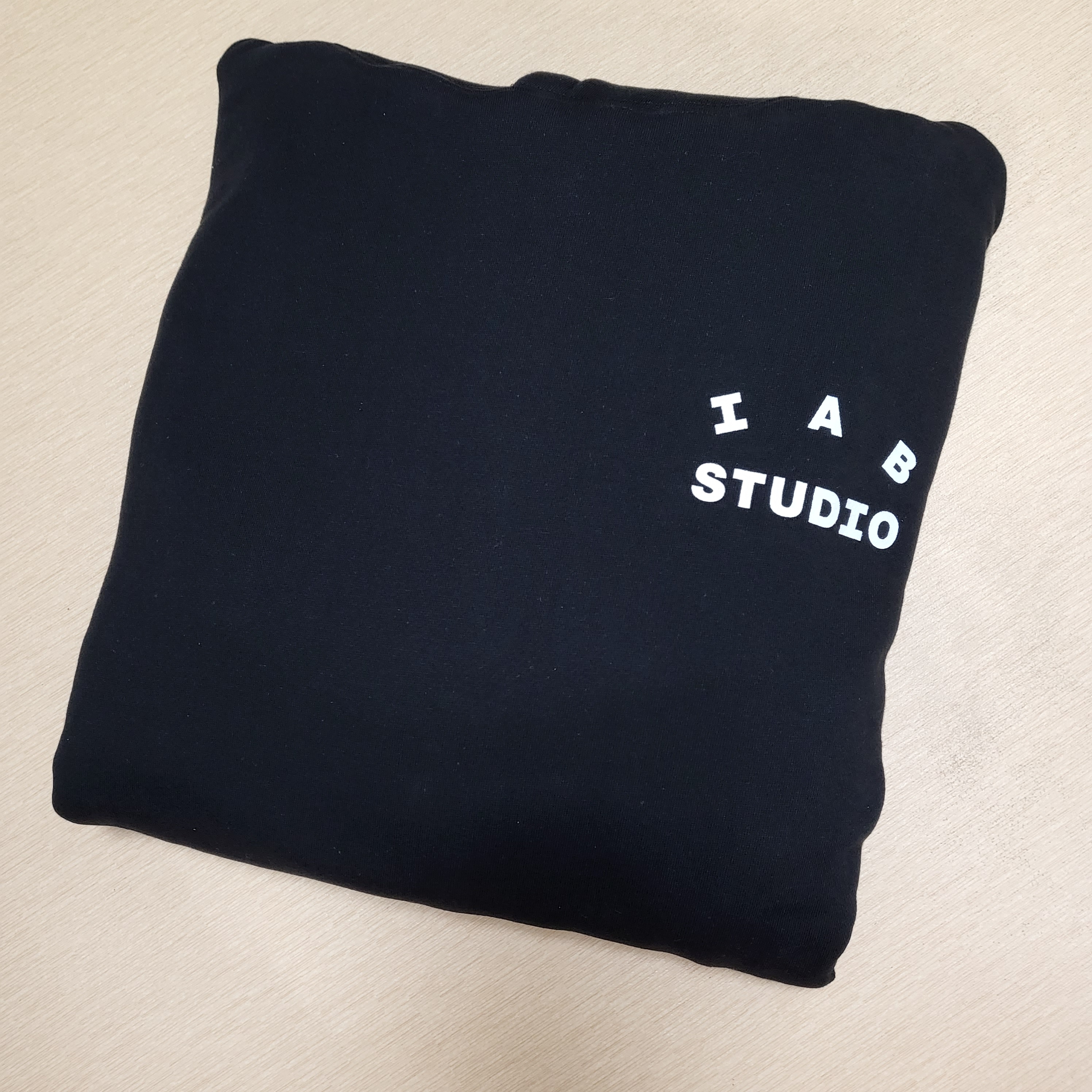 IAB Studio Hoodie Black White 착용 스타일