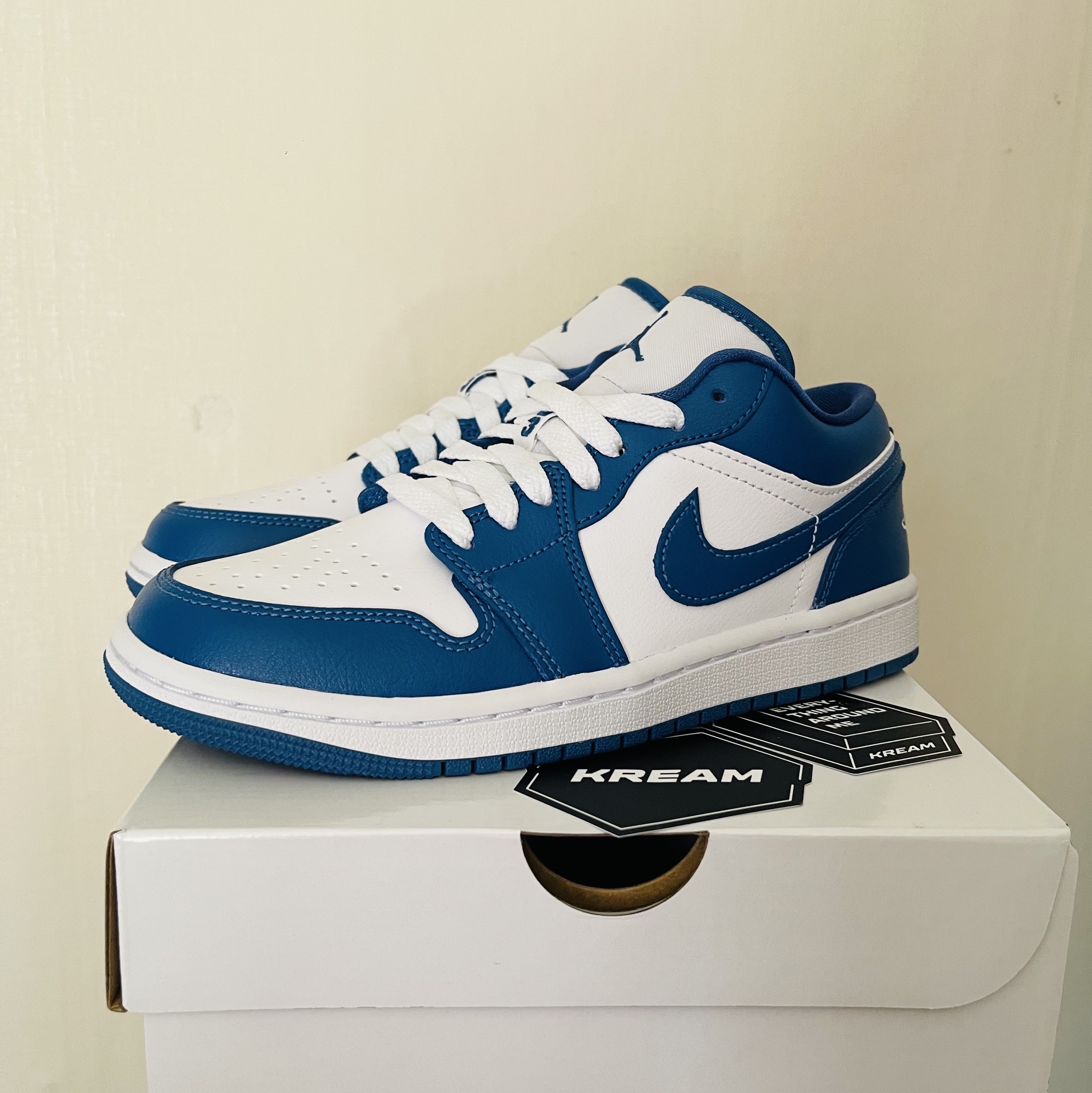 (W) Jordan 1 Low White Dark Marina Blue 착용 스타일 - 1