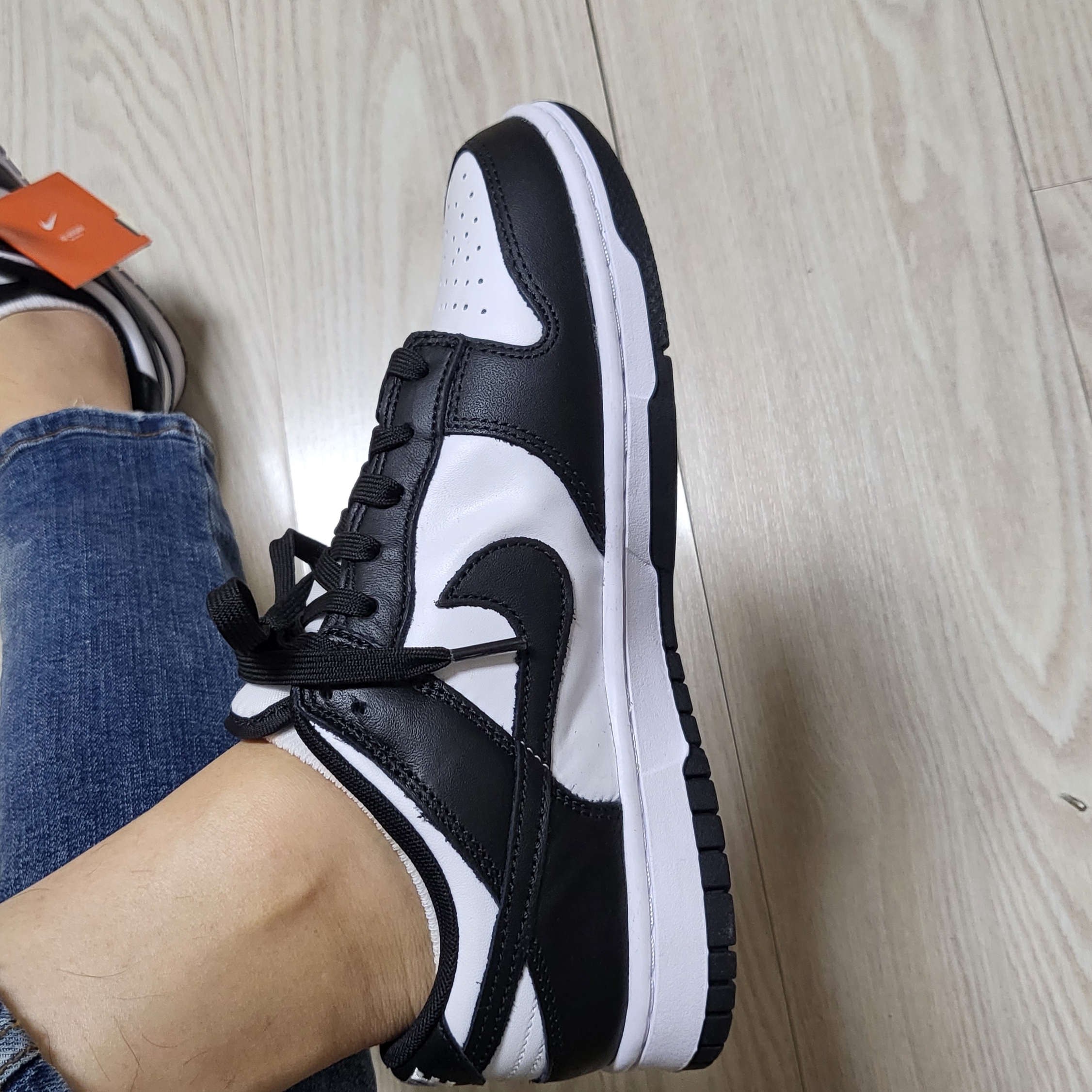 Nike Dunk Low Retro Black 착용 스타일 - 2