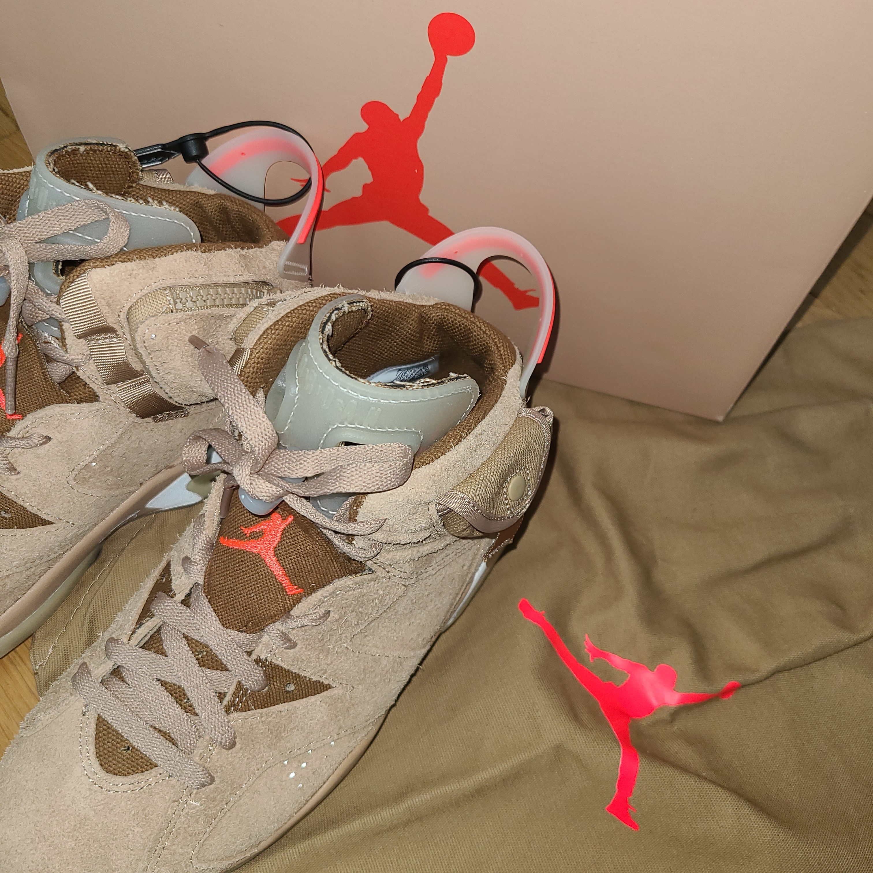 Jordan 6 x Travis Scott Retro SP British Khaki 착용 스타일 - 1