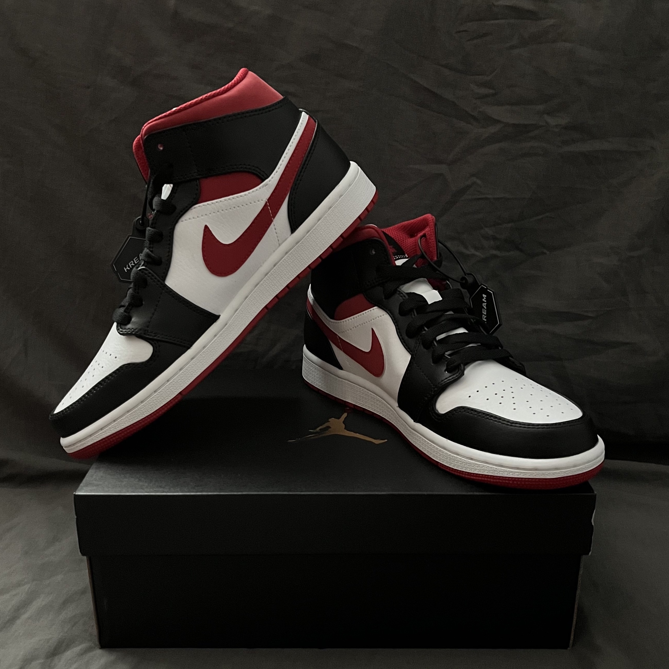 Jordan 1 Mid Gym Red Black White 착용 스타일