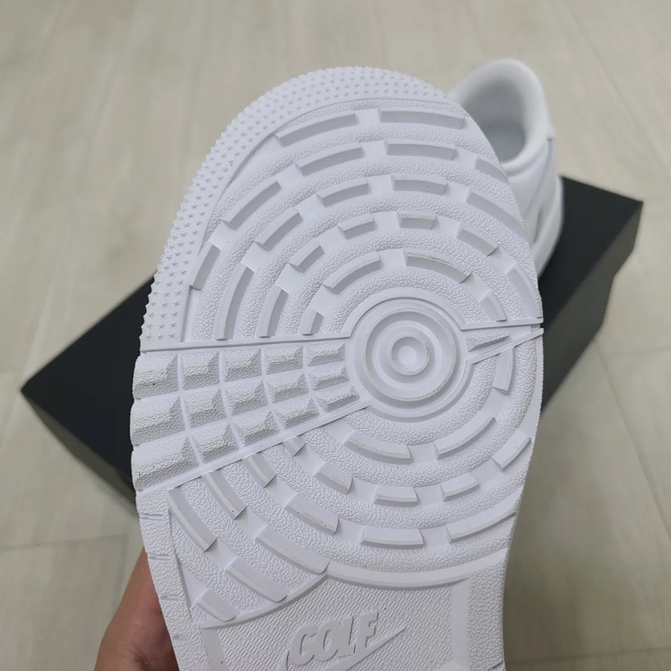 Jordan 1 Low Golf Triple White 착용 스타일 - 4