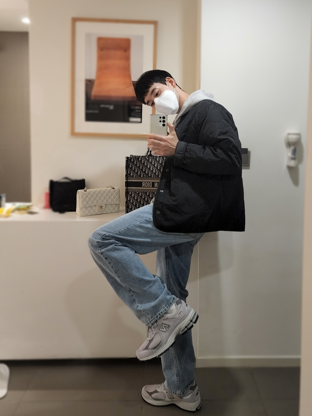 New Balance 2002R T2 Gray, Dior Large Book Tote Blue Dior Oblique Embroidery 착용 스타일 - 1