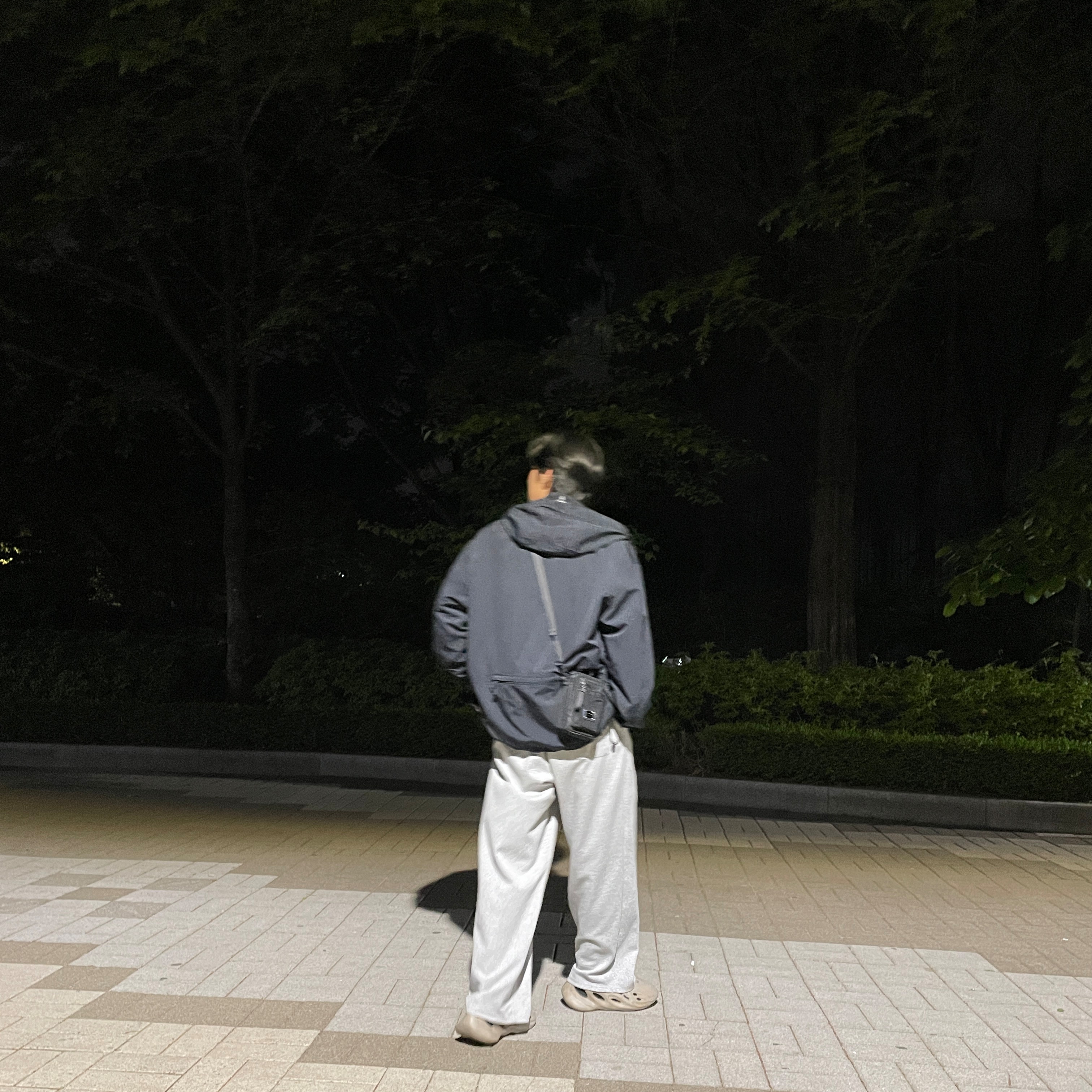 Adidas Yeezy Foam RNNR Stone Sage, Acne Studios Logo Plaque Pocket Bag Black 착용 스타일 - 2