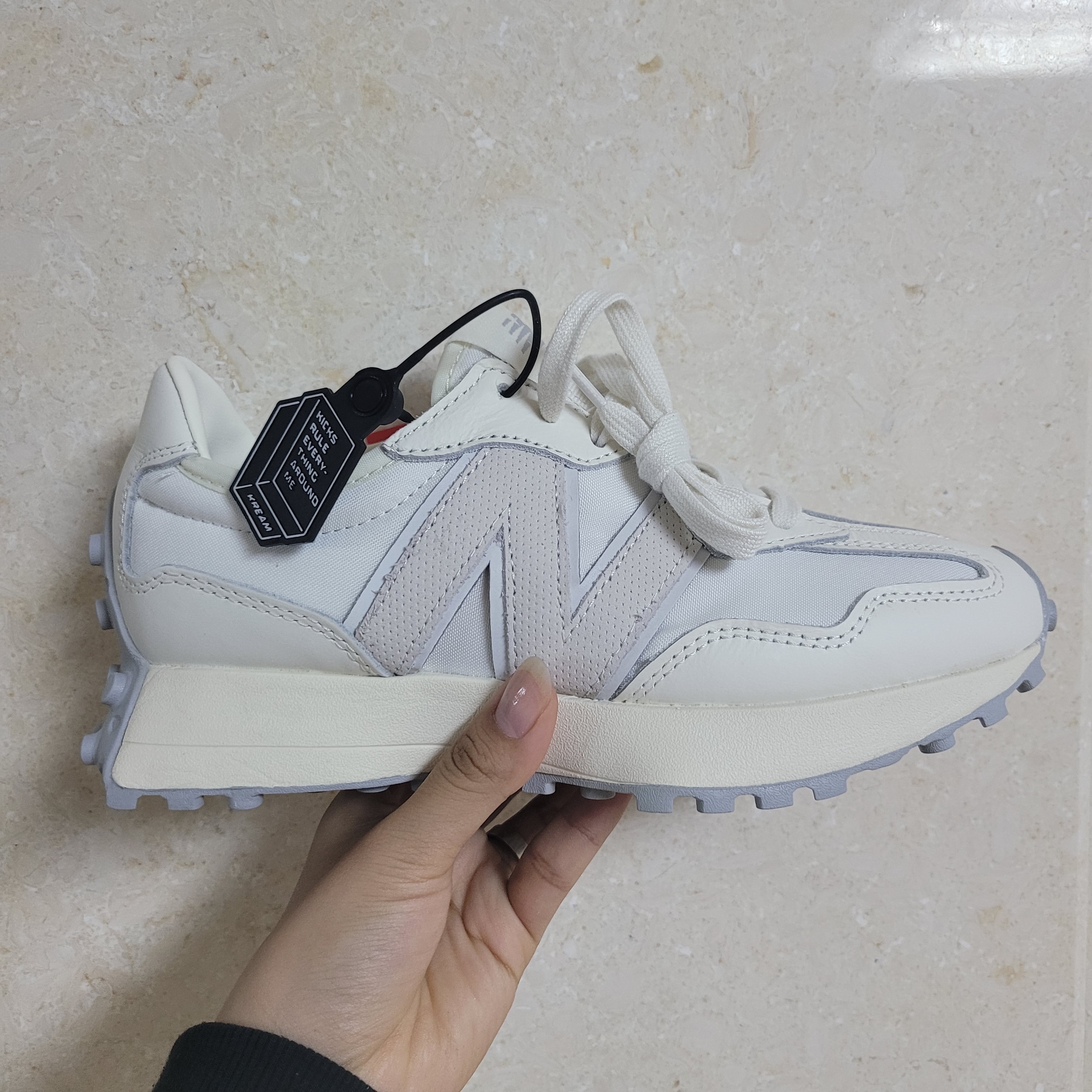 New Balance 327 Shifted White Pack 착용 스타일 - 1