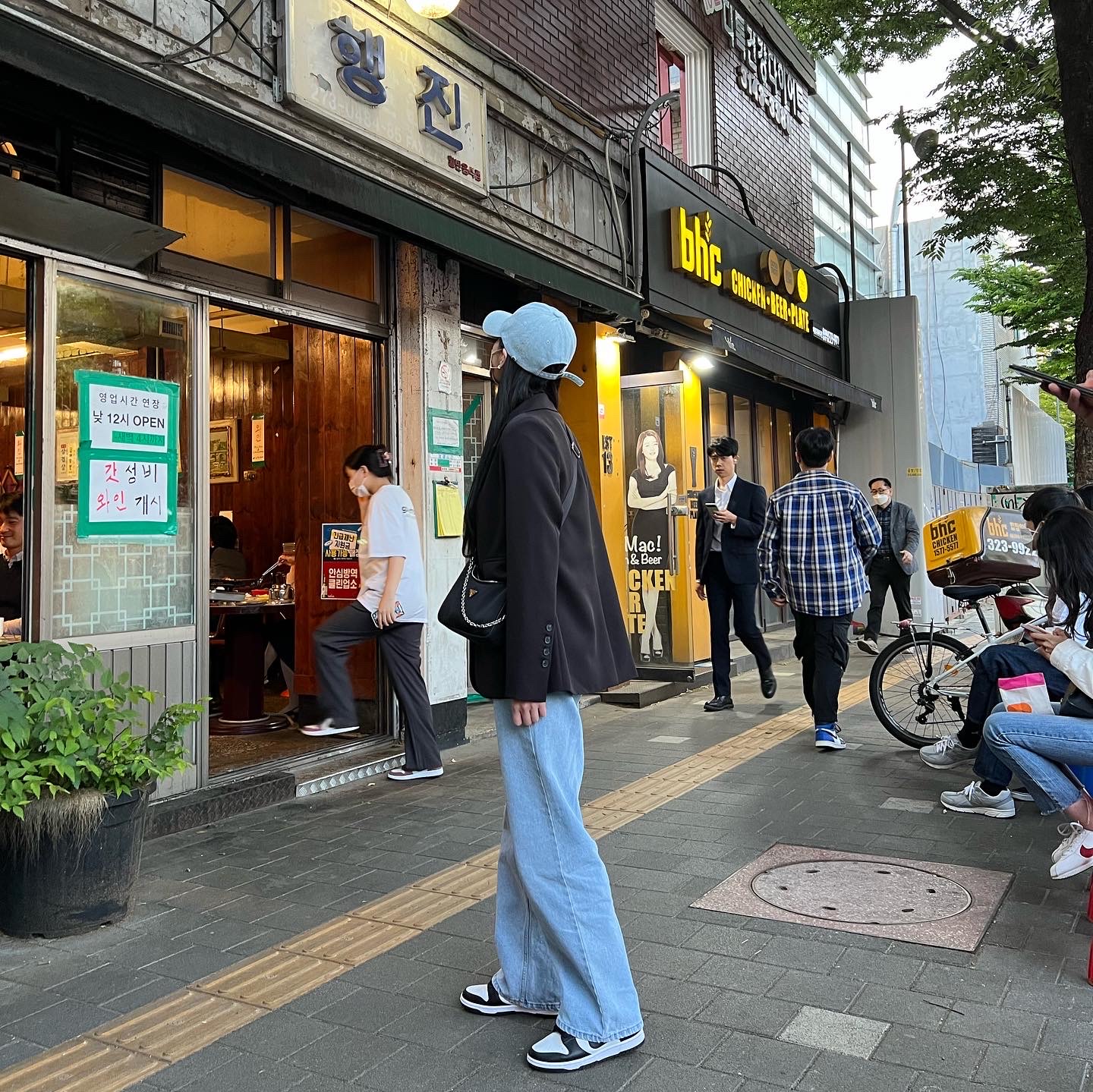 (W) Nike Dunk Low Black, Prada Re-Nylon and Saffiano Leather Shoulder Bag Black 착용 스타일 - 1