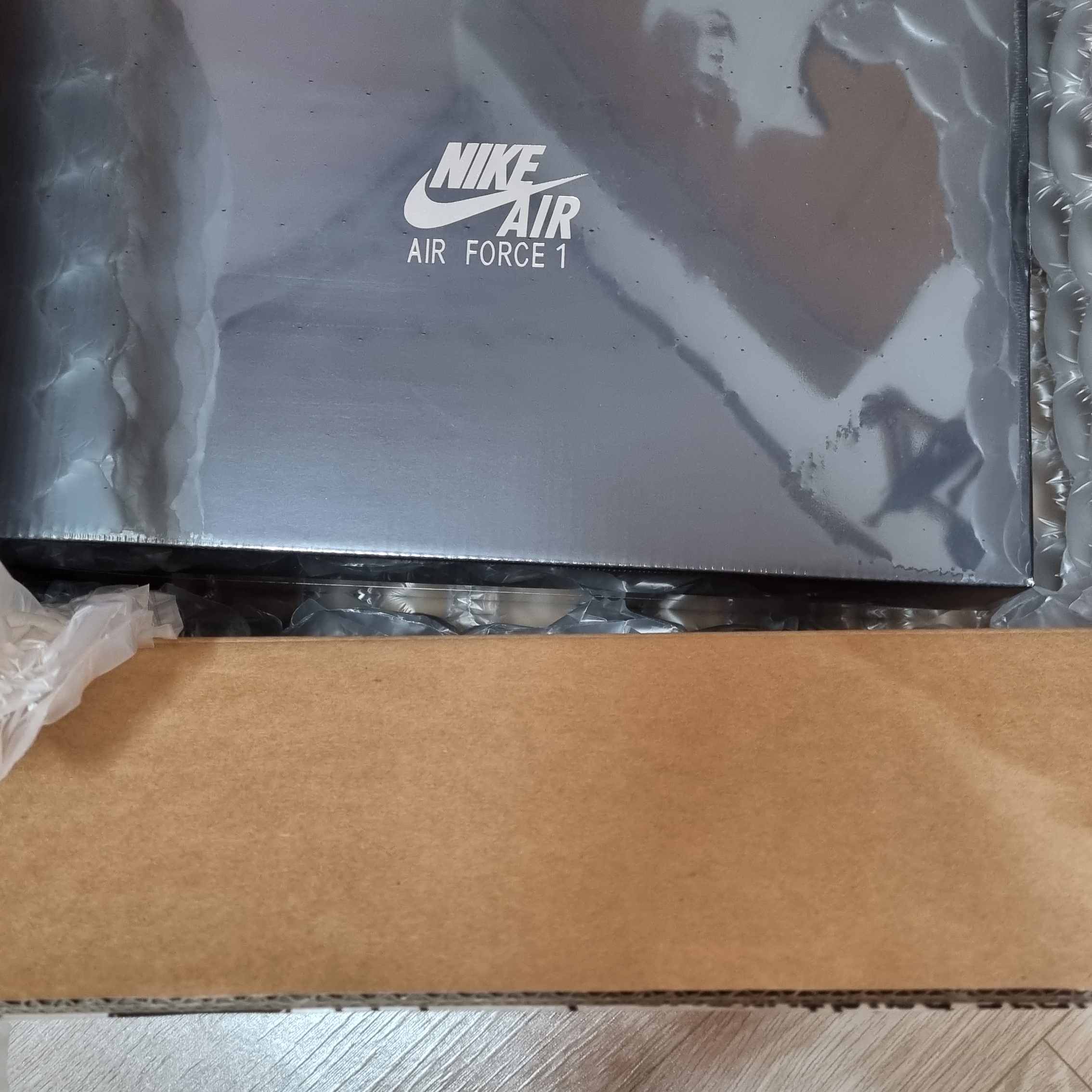 Nike Air Force 1 Mid QS University Red and Midnight Navy 착용 스타일 - 1