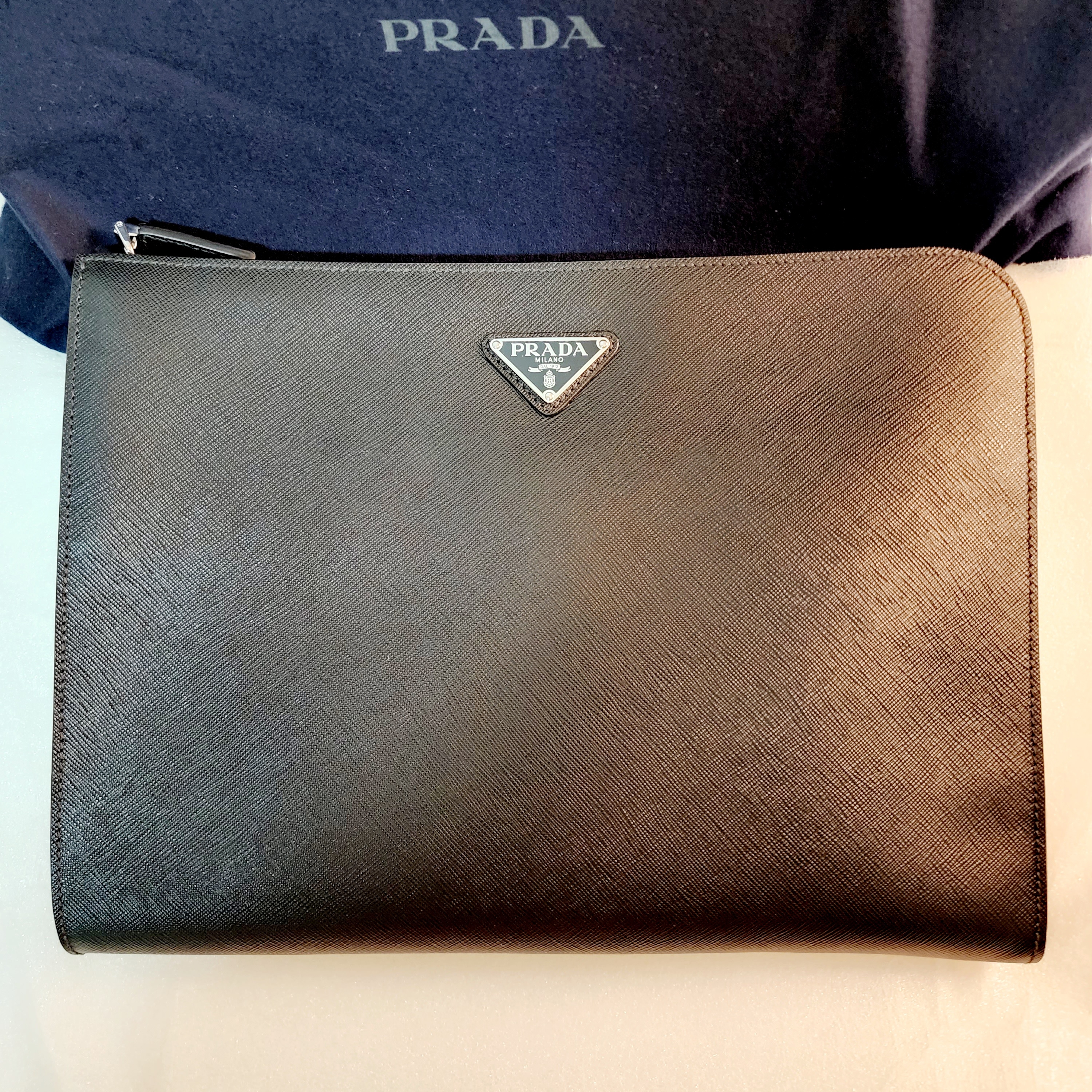 Prada Saffiano Leather Document Holder 착용 스타일 - 5