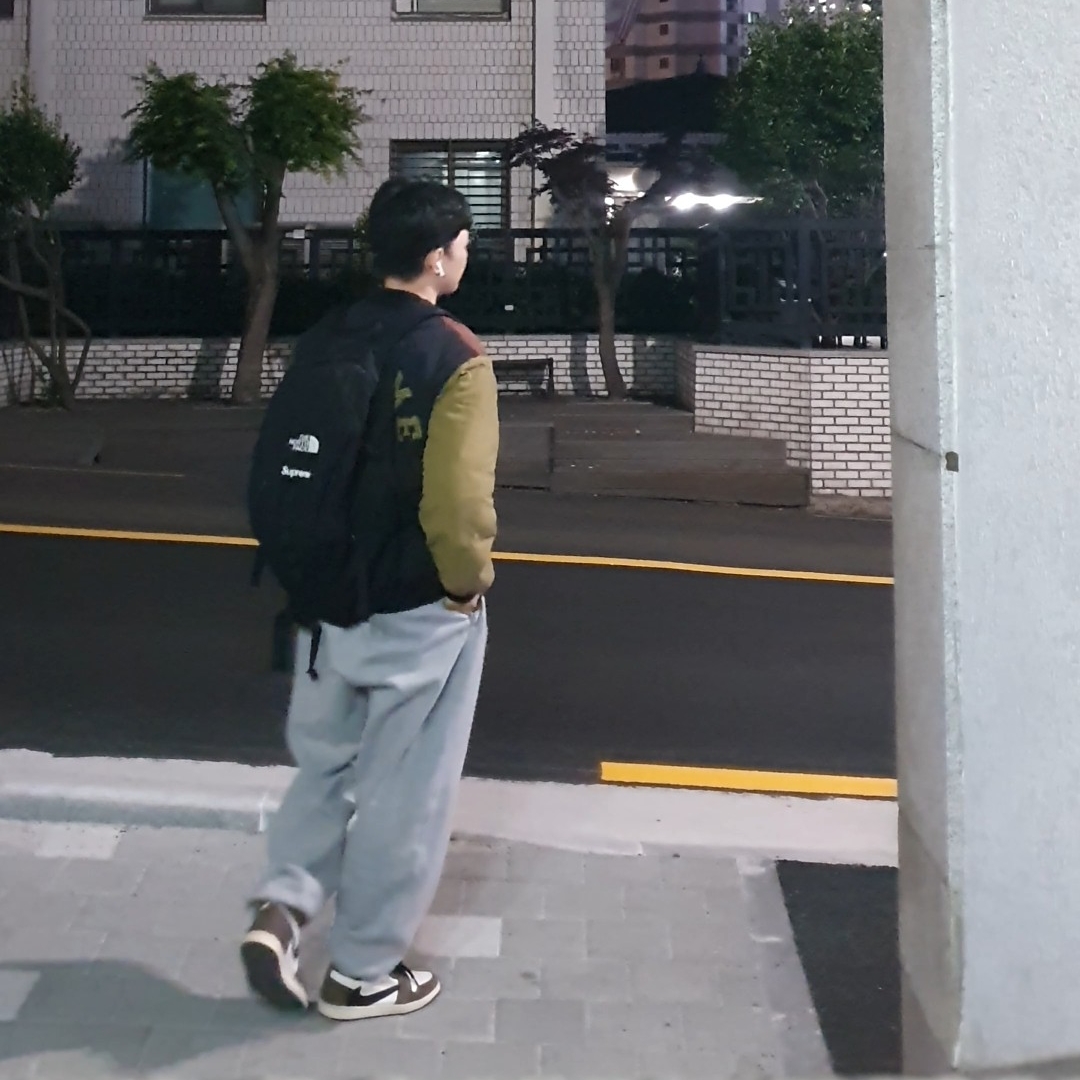 Jordan 1 x Travis Scott Retro High OG SP Mocha, Nike x Stussy NRG BR Fleece Pants Grey 착용 스타일 - 2