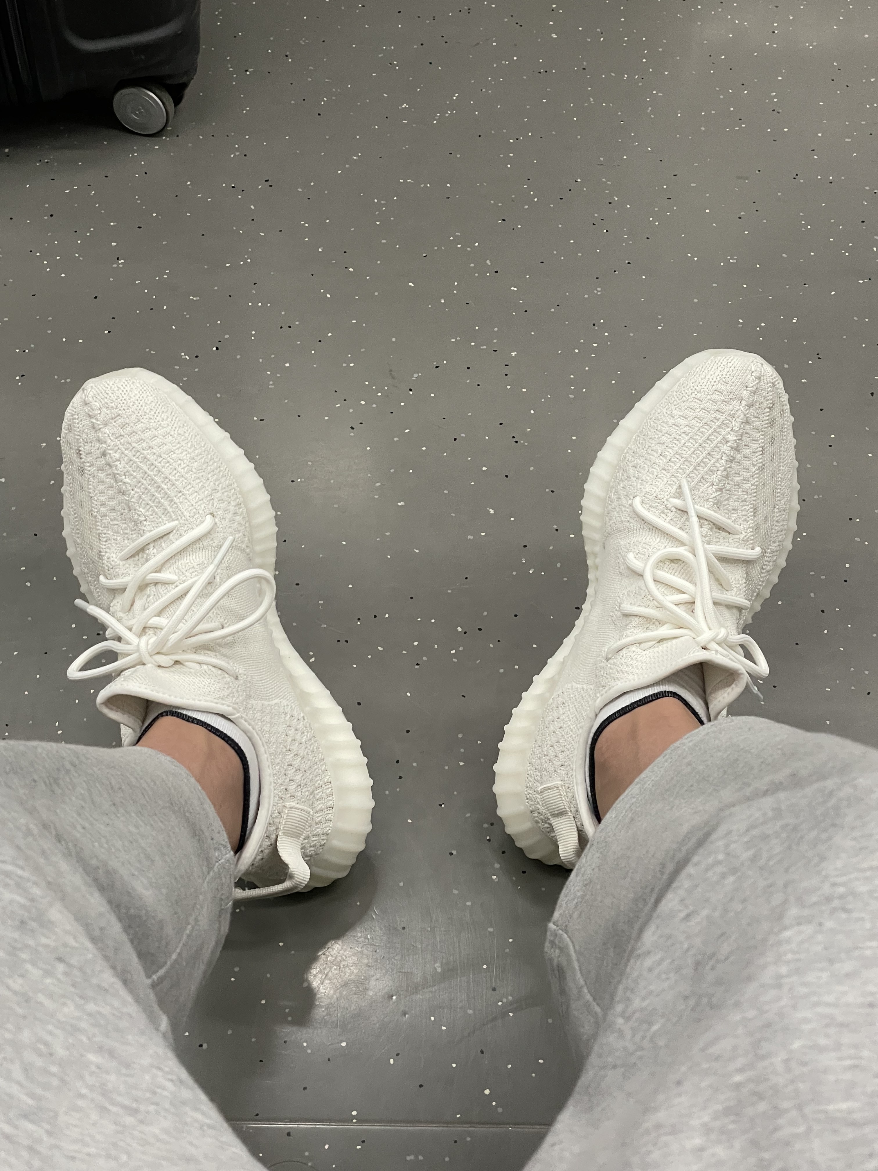 Adidas Yeezy Boost 350 V2 Bone 착용 스타일