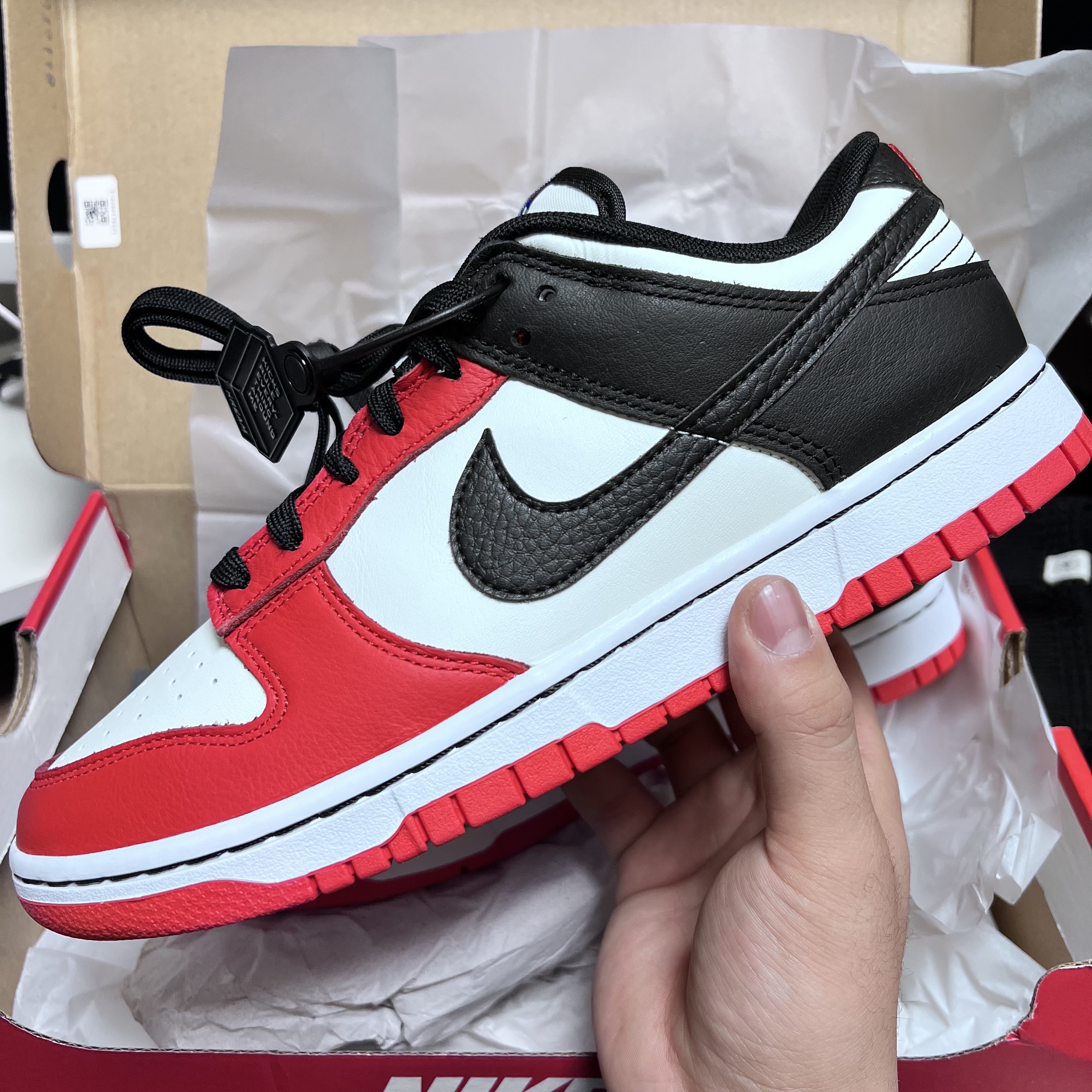 Nike x NBA Dunk Low Retro EMB Black and Chile Red 착용 스타일