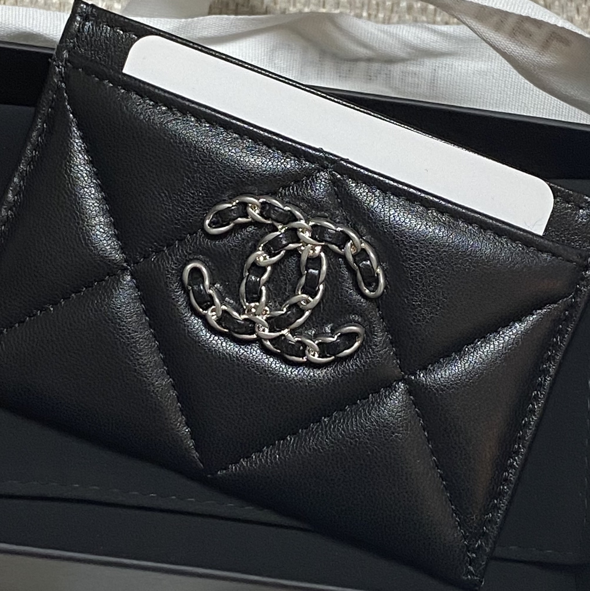 Chanel 19 Card Holder Lambskin & Silver Black 착용 스타일