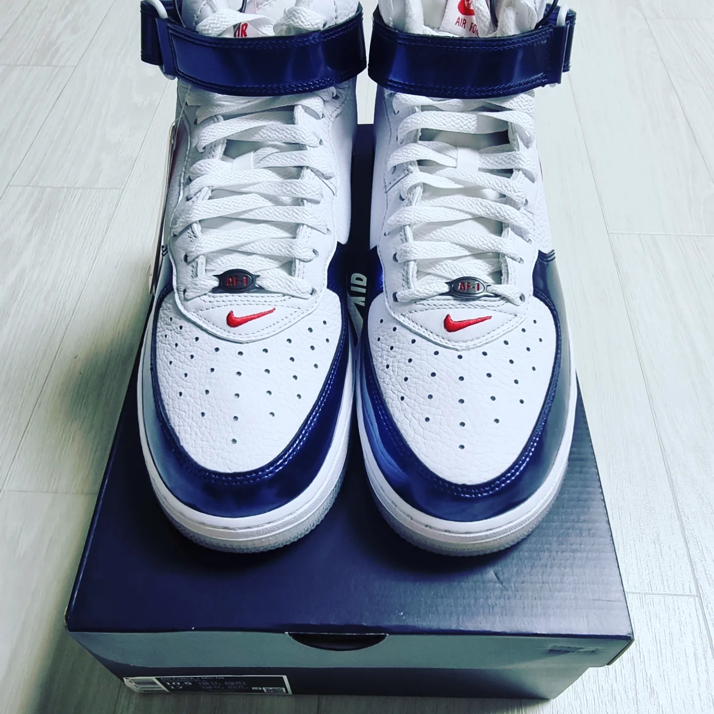 Nike Air Force 1 Mid QS University Red and Midnight Navy 착용 스타일 - 1
