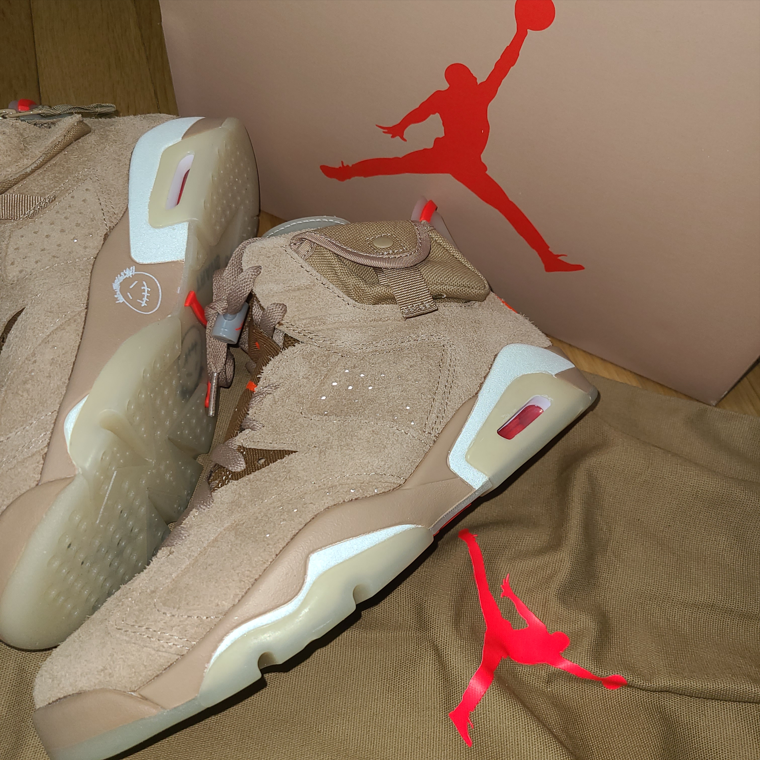 Jordan 6 x Travis Scott Retro SP British Khaki 착용 스타일 - 2