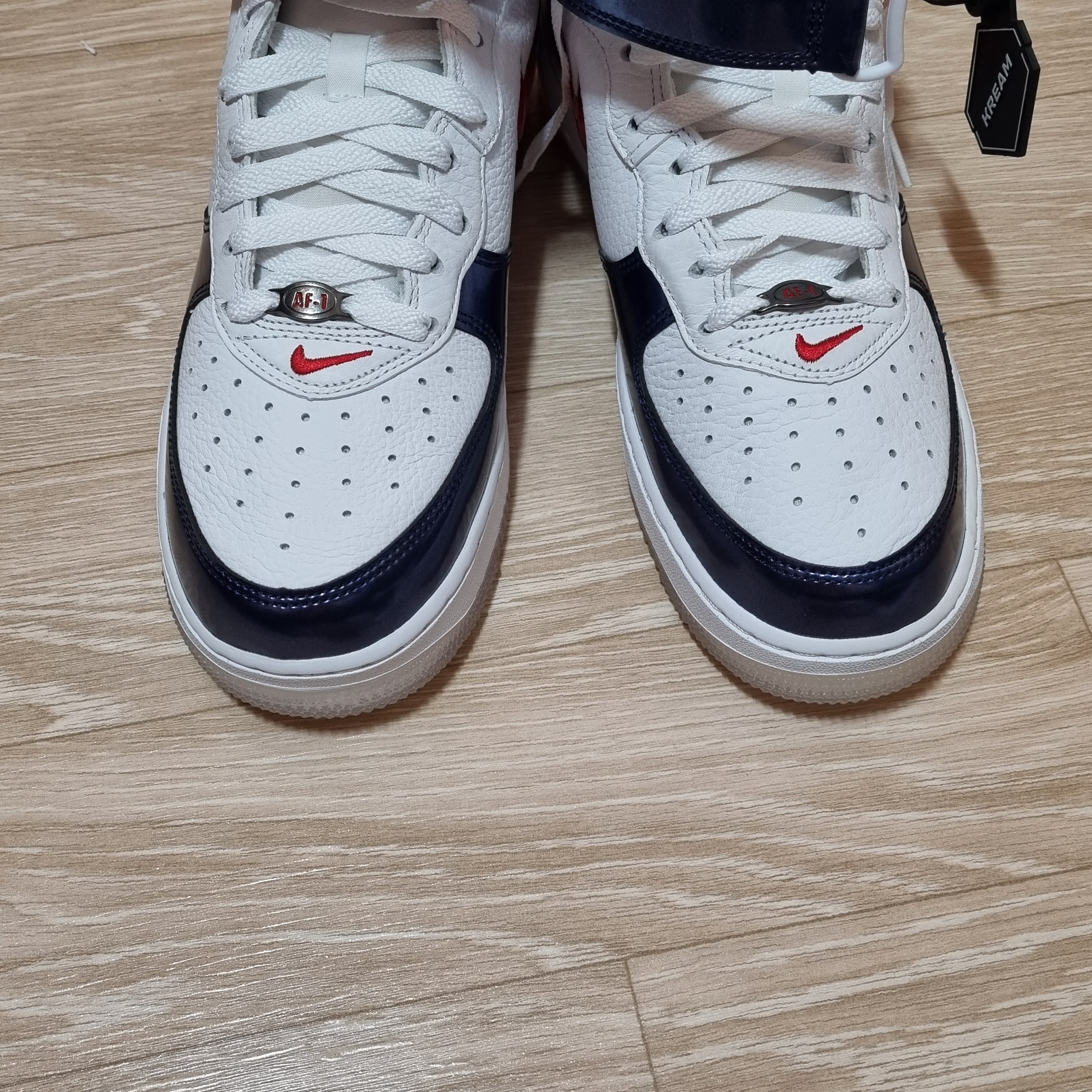 Nike Air Force 1 Mid QS University Red and Midnight Navy 착용 스타일 - 5