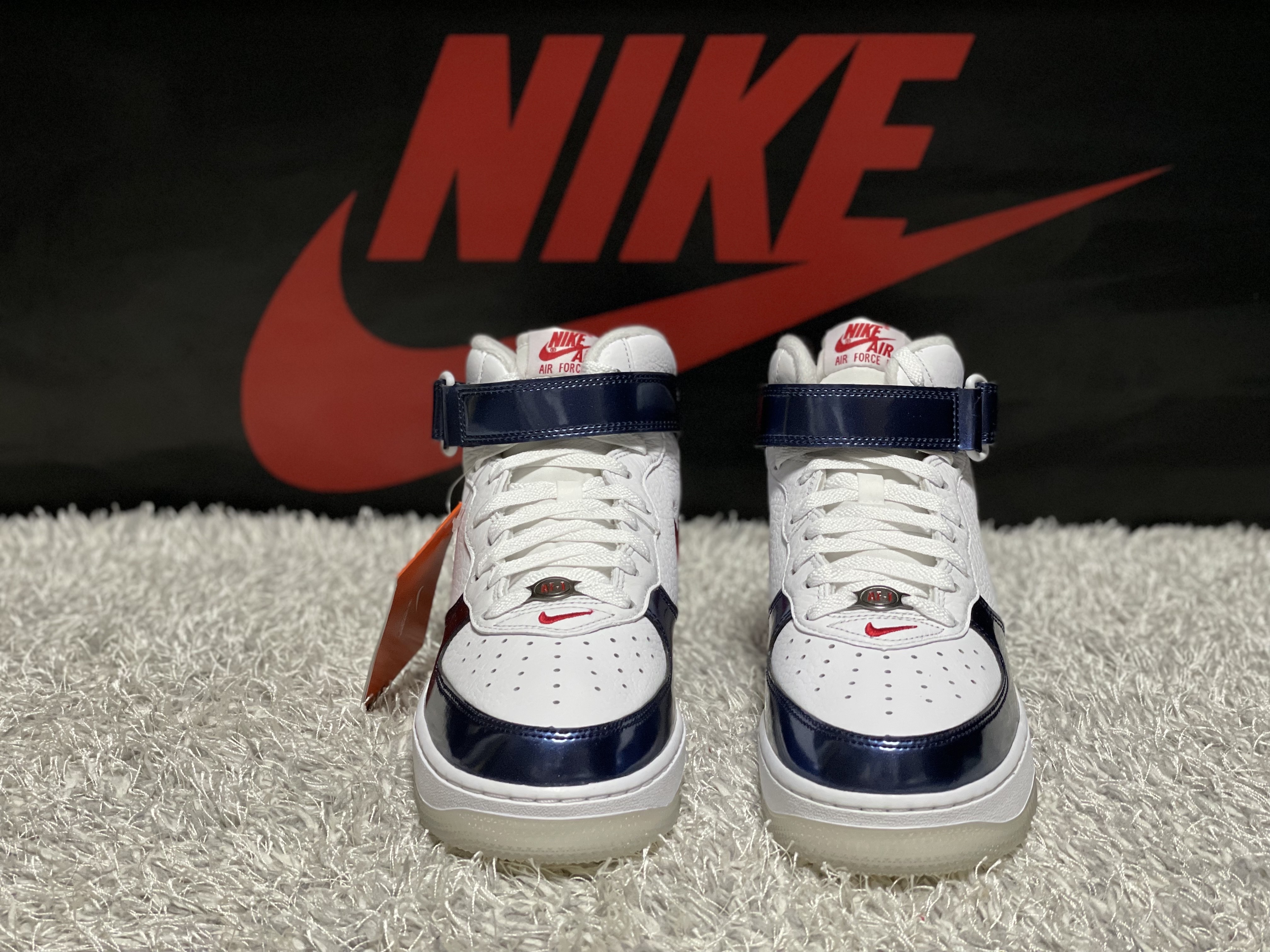 Nike Air Force 1 Mid QS University Red and Midnight Navy 착용 스타일 - 2