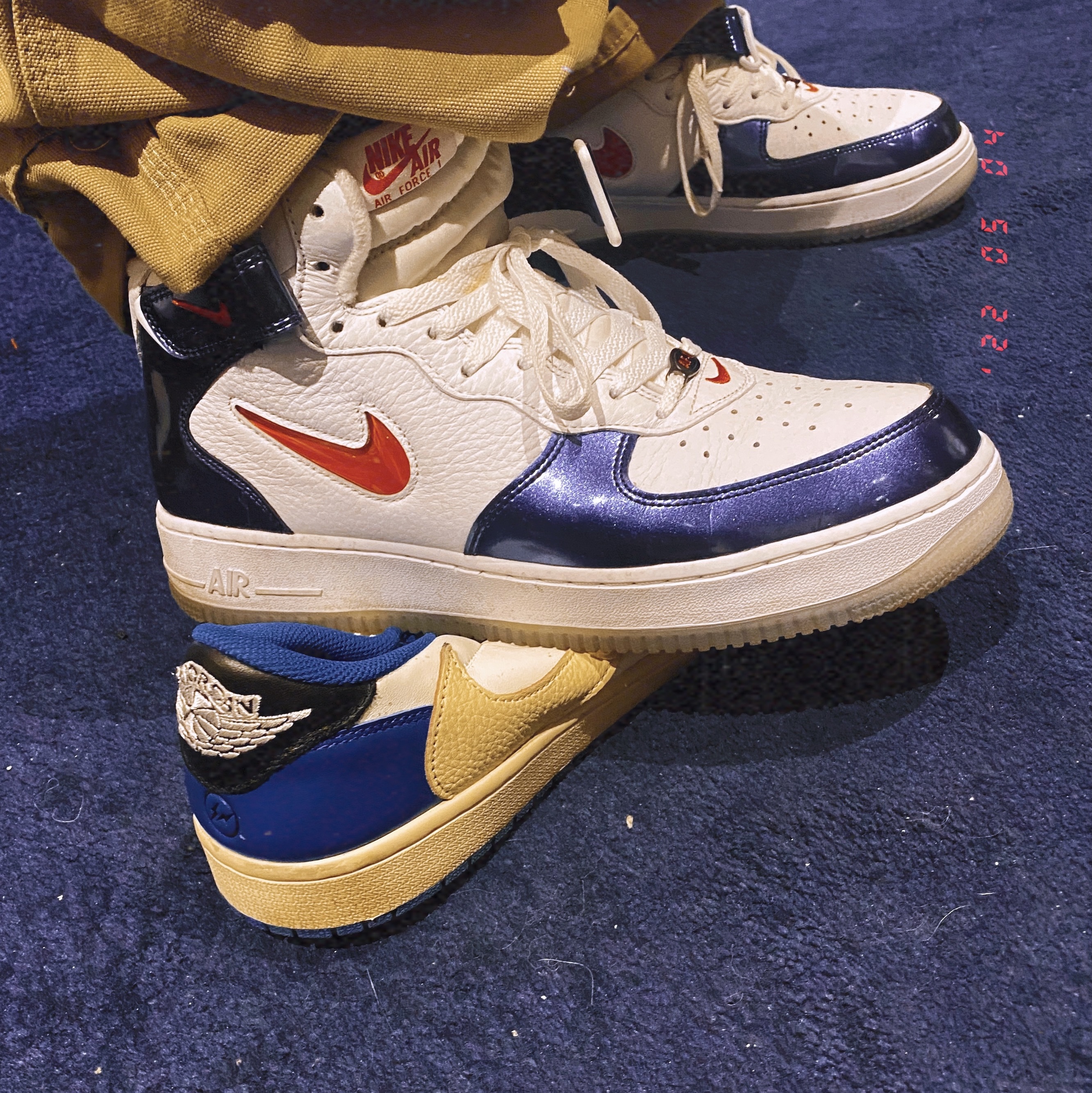 Nike Air Force 1 Mid QS University Red and Midnight Navy 착용 스타일