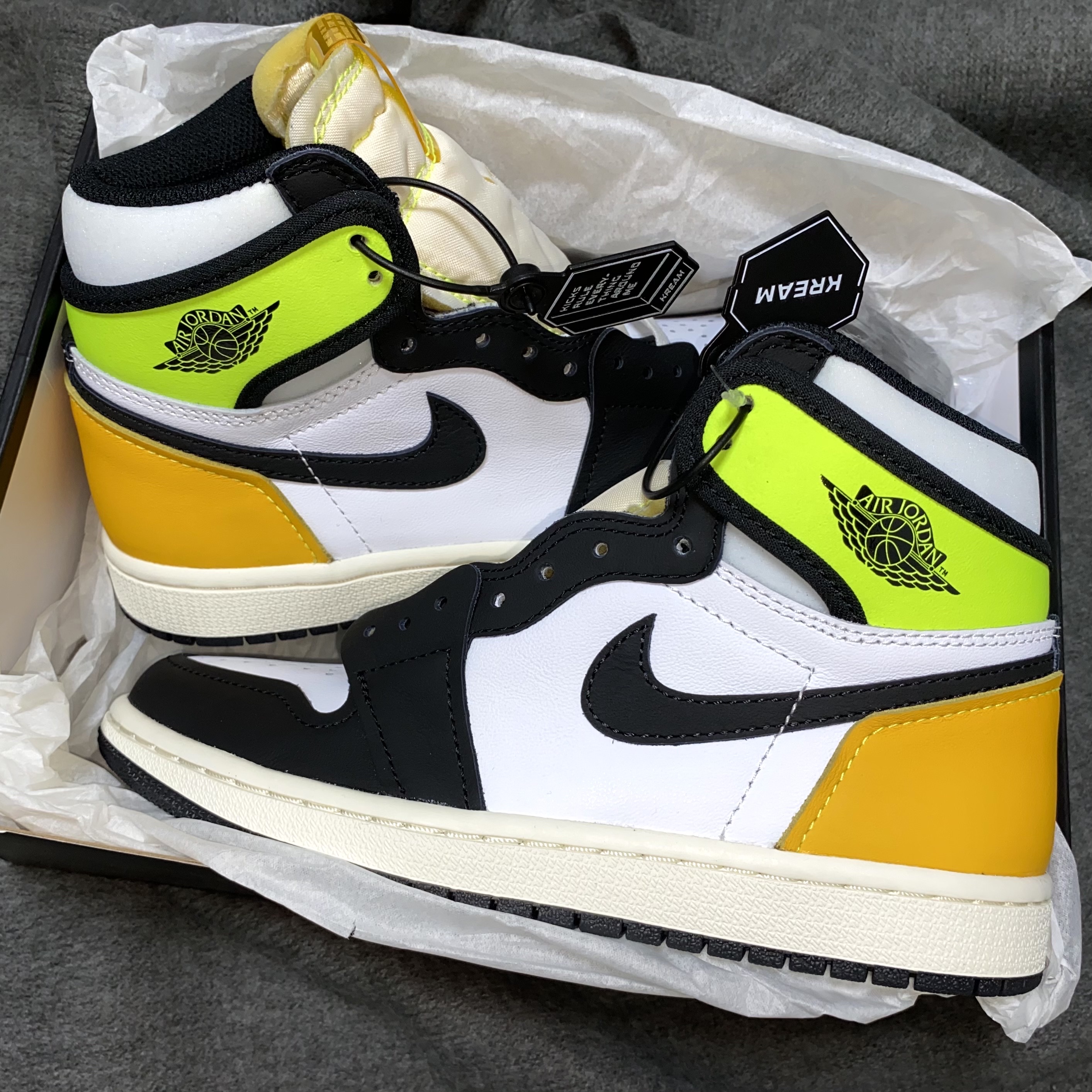 Jordan 1 Retro High OG Volt Gold 착용 스타일