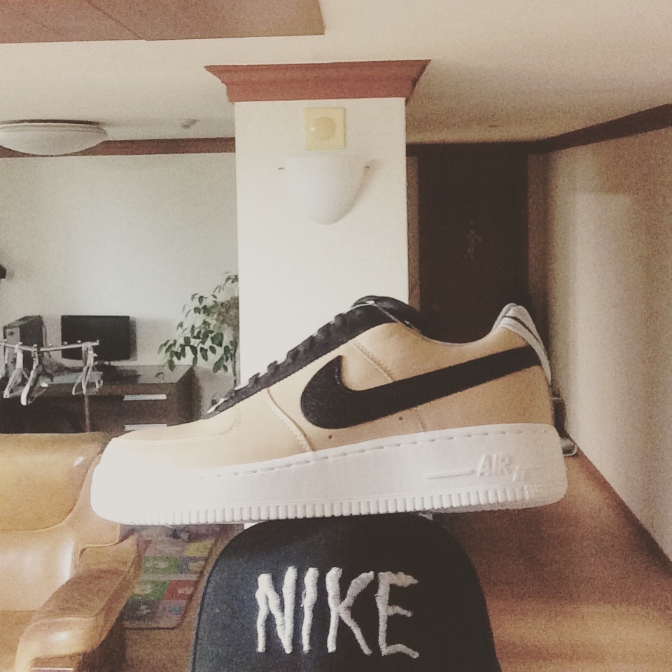 Nike x Riccardo Tisci Air Force 1 Low Tan 착용 스타일 - 2