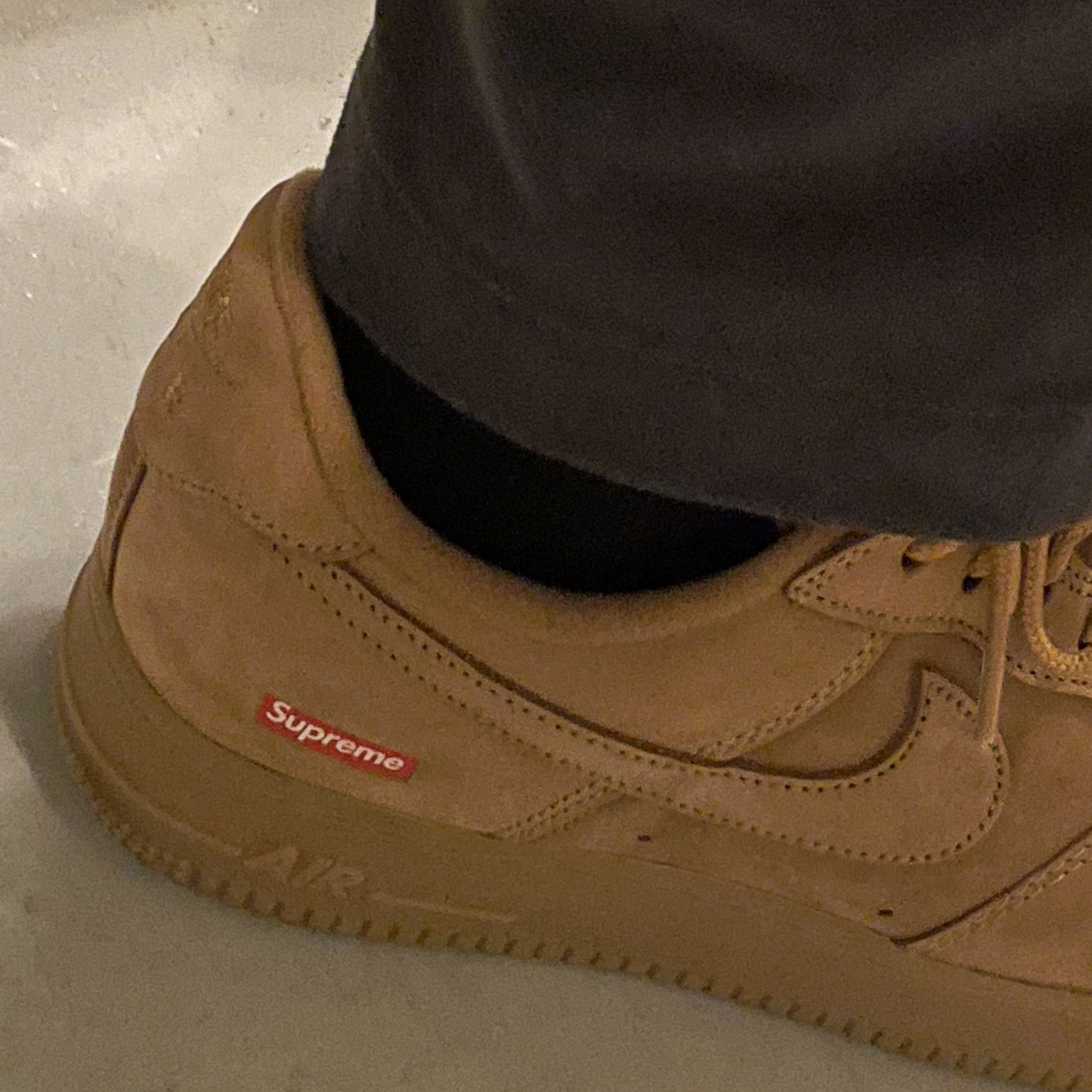 Nike x Supreme Air Force 1 Low Flax 착용 스타일