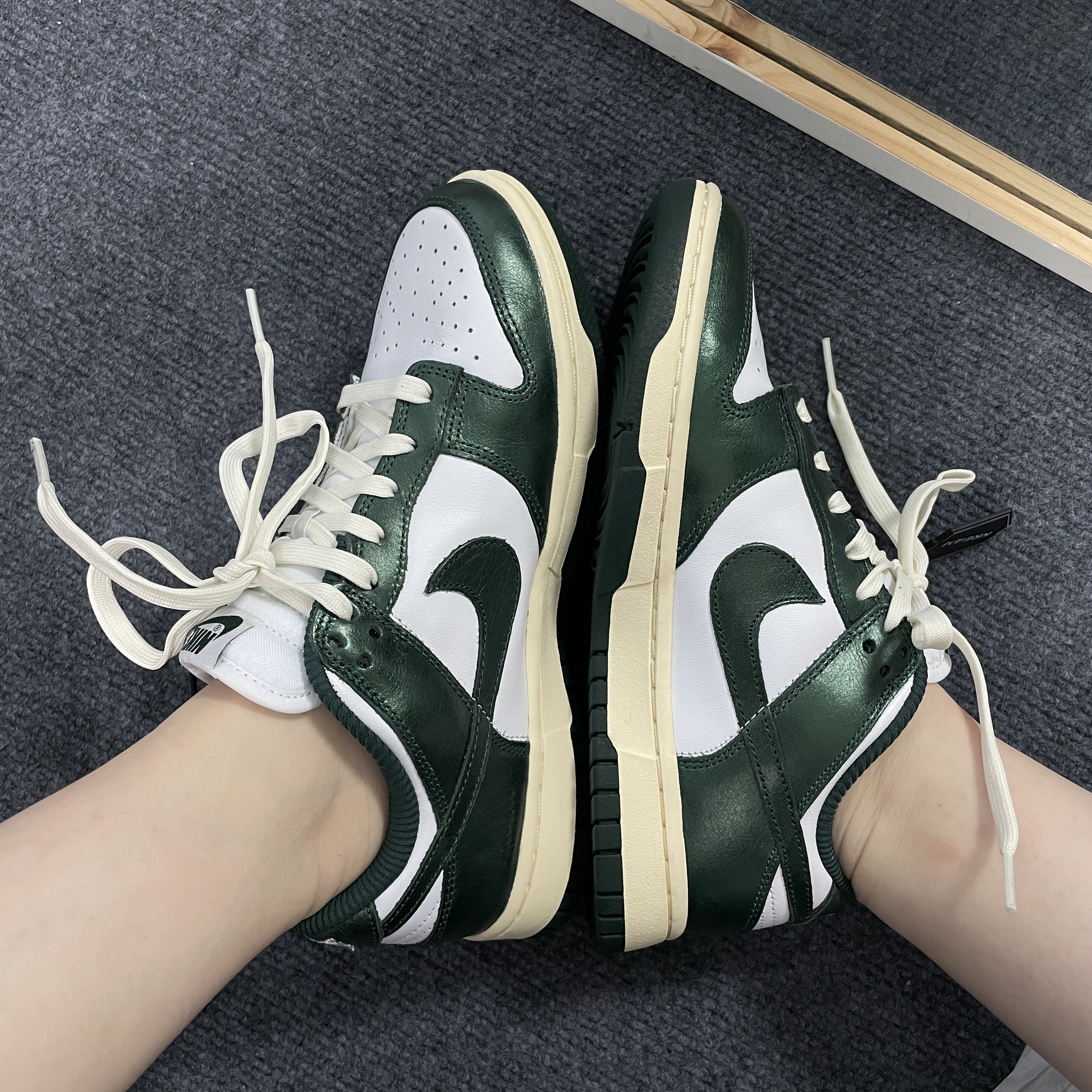 (W) Nike Dunk Low Vintage Green 착용 스타일 - 1