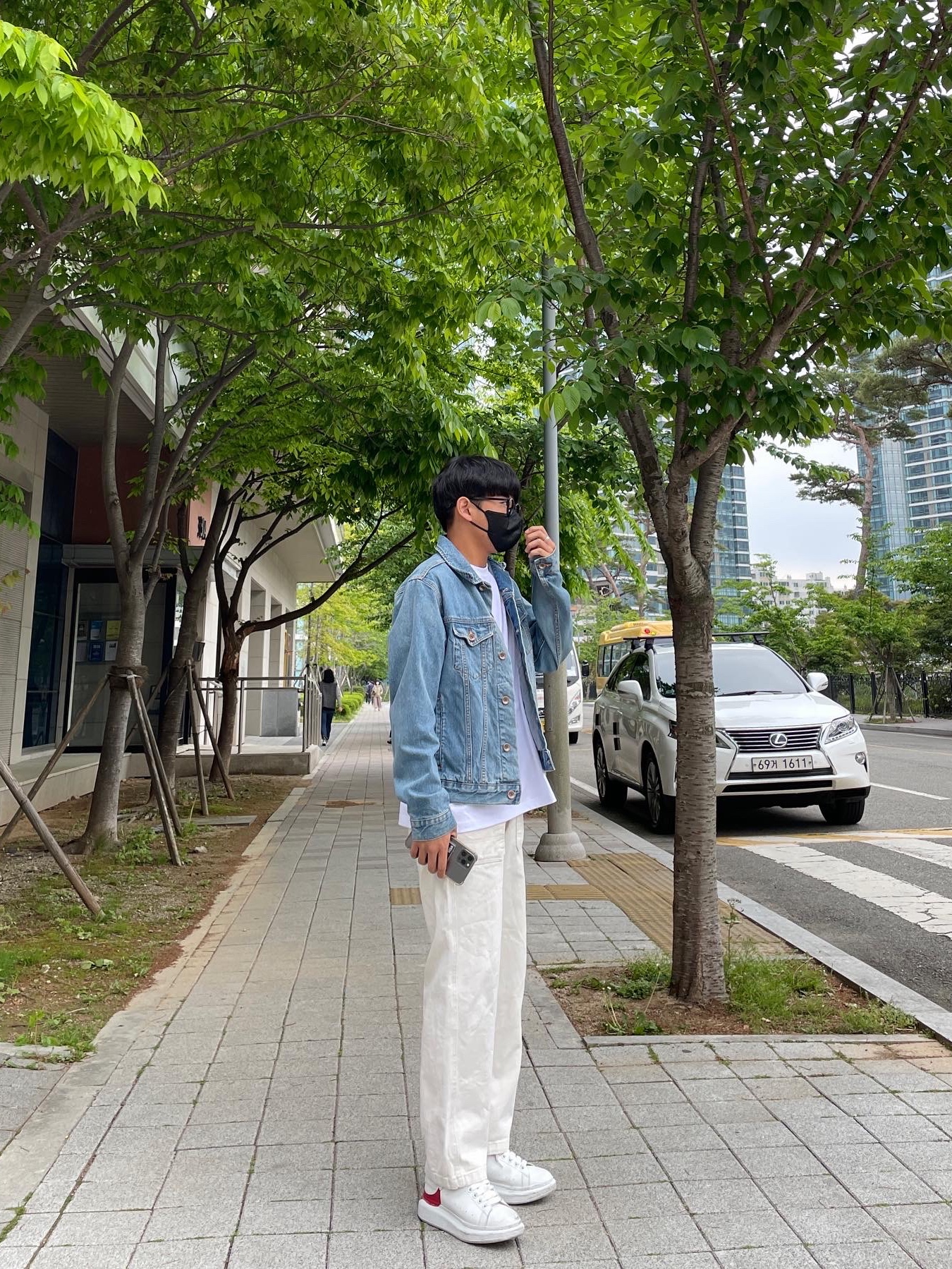Alexander McQueen Oversized Sneakers White Black 착용 스타일 - 1