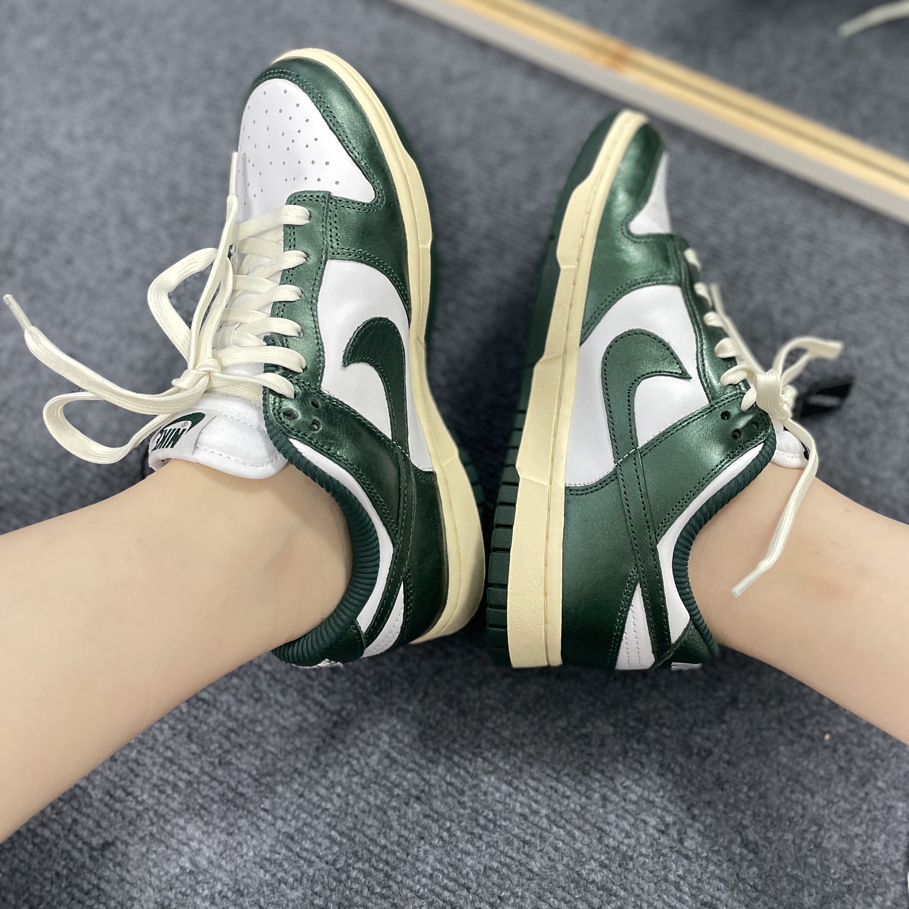 (W) Nike Dunk Low Vintage Green 착용 스타일 - 3