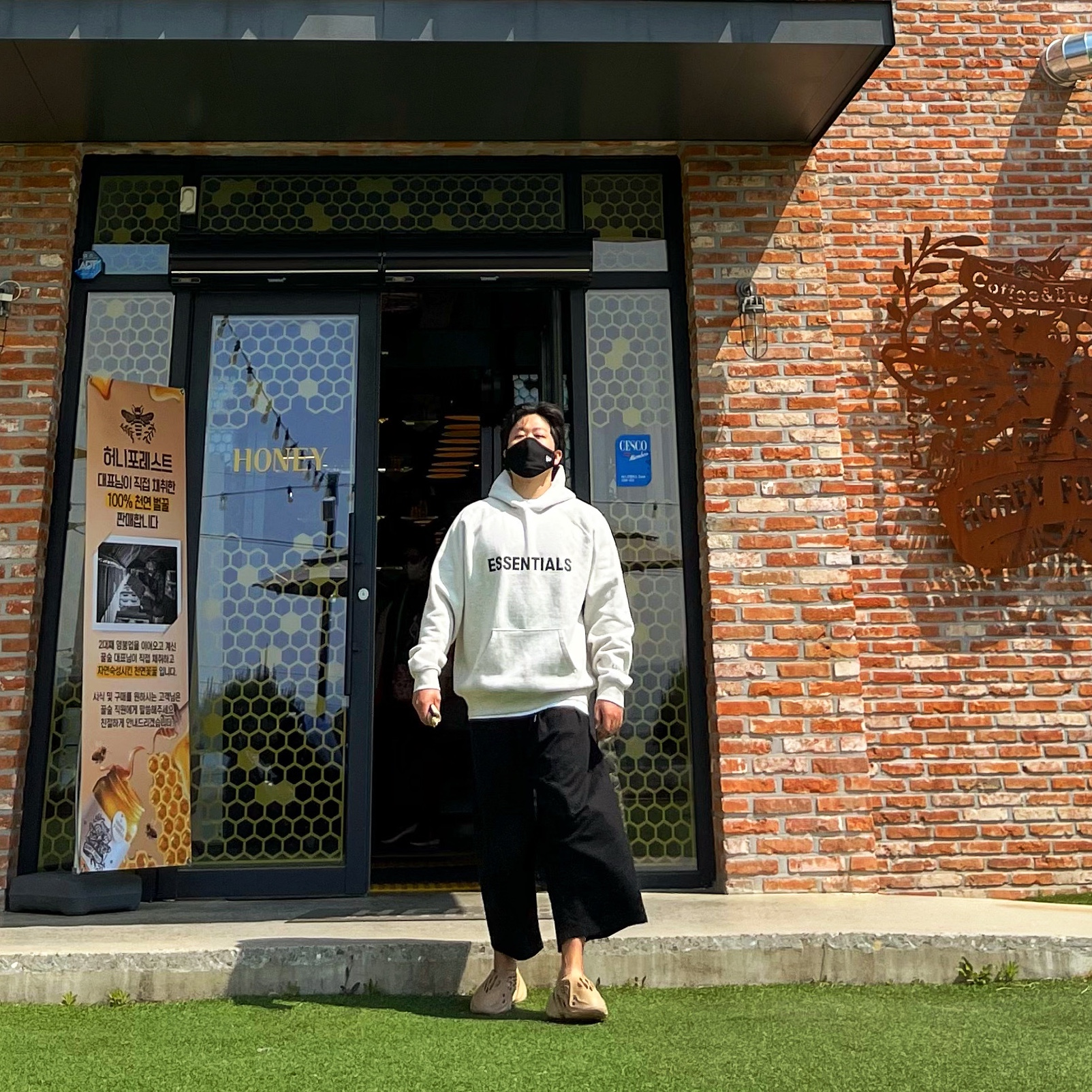 Essentials 3D Silicon Applique Pullover Hoodie Oatmeal/Oatmeal Heather/Light Heather Oatmeal 2020, Adidas Yeezy Foam RNNR Ochre 착용 스타일
