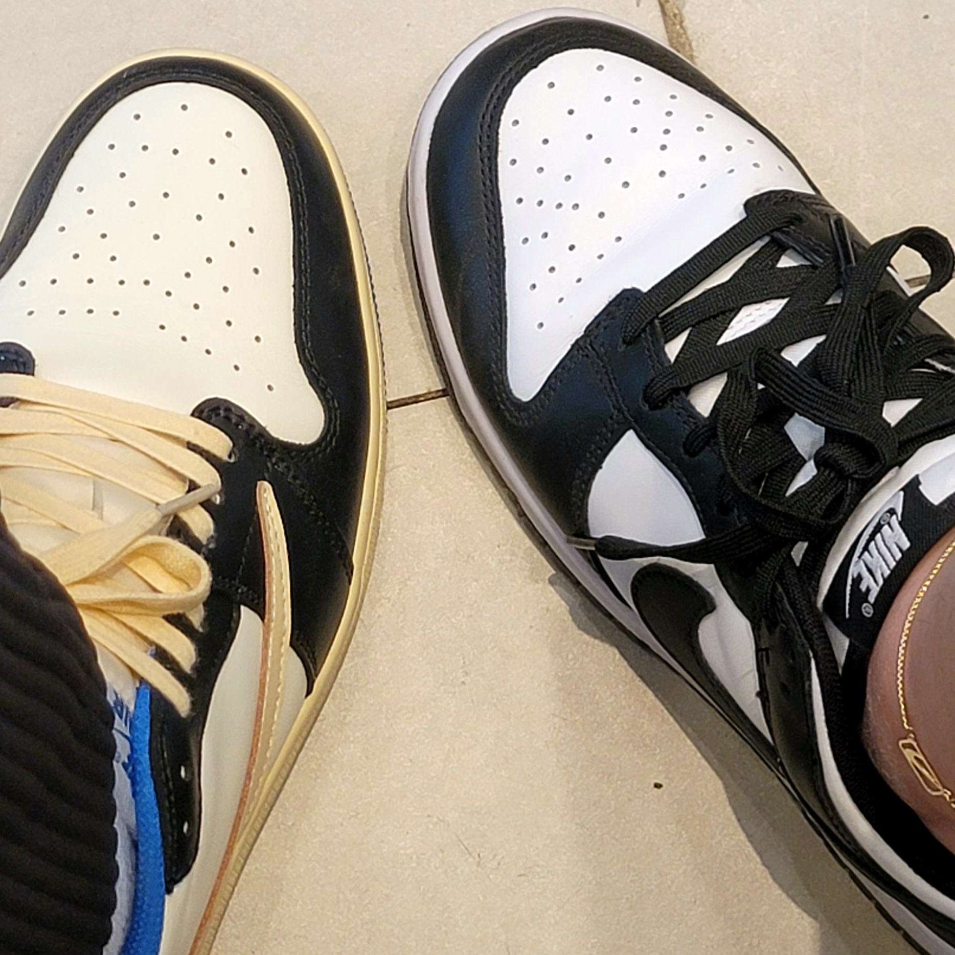 Jordan 1 x Travis Scott x Fragment Retro Low OG SP Military Blue, Nike Dunk Low Retro Black 착용 스타일 - 1