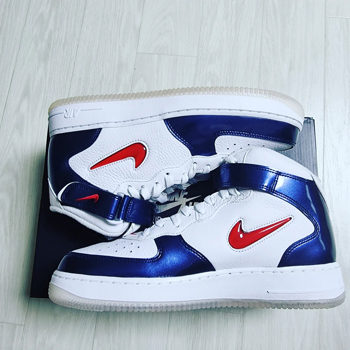 Nike Air Force 1 Mid QS University Red and Midnight Navy 착용 스타일 - 2