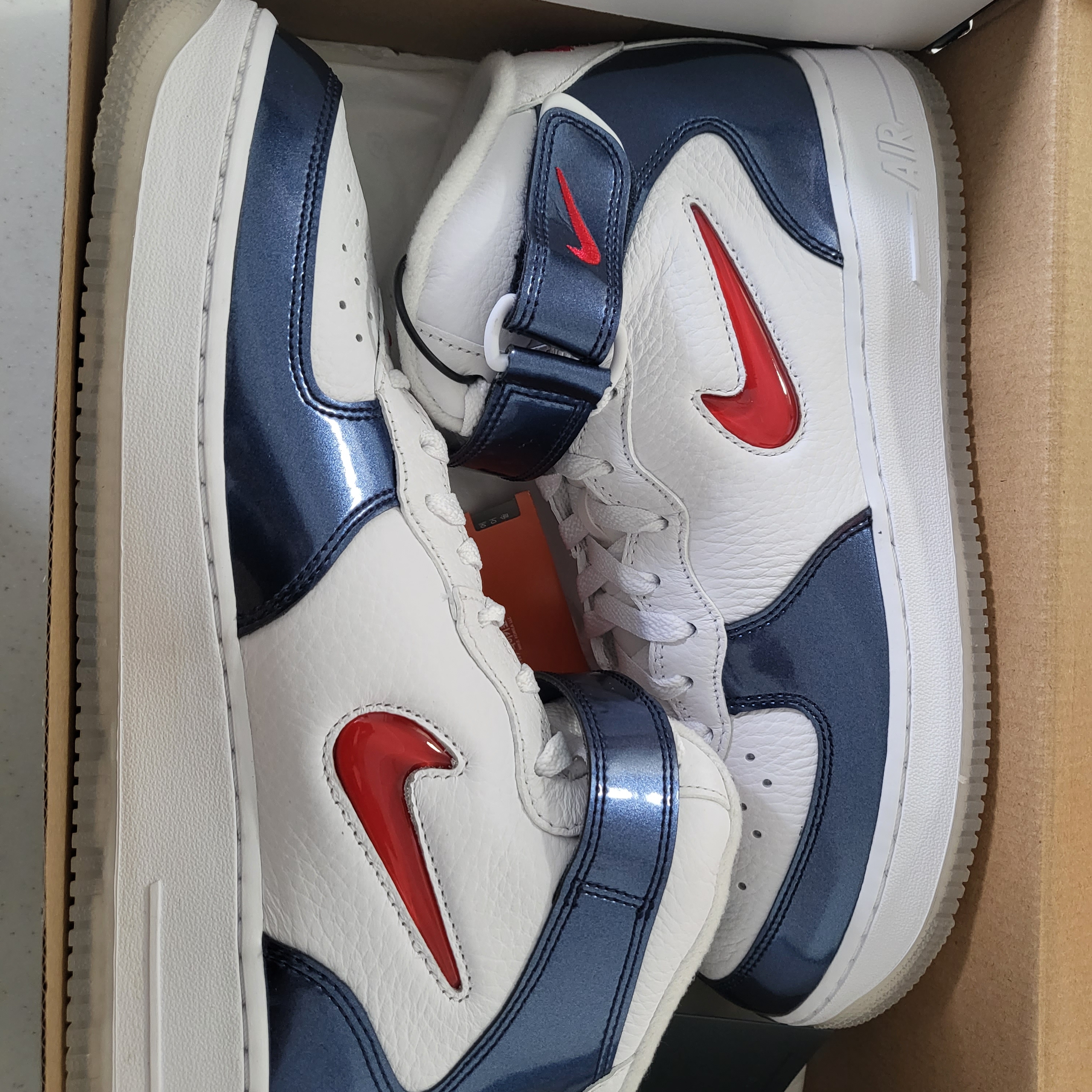Nike Air Force 1 Mid QS University Red and Midnight Navy 착용 스타일