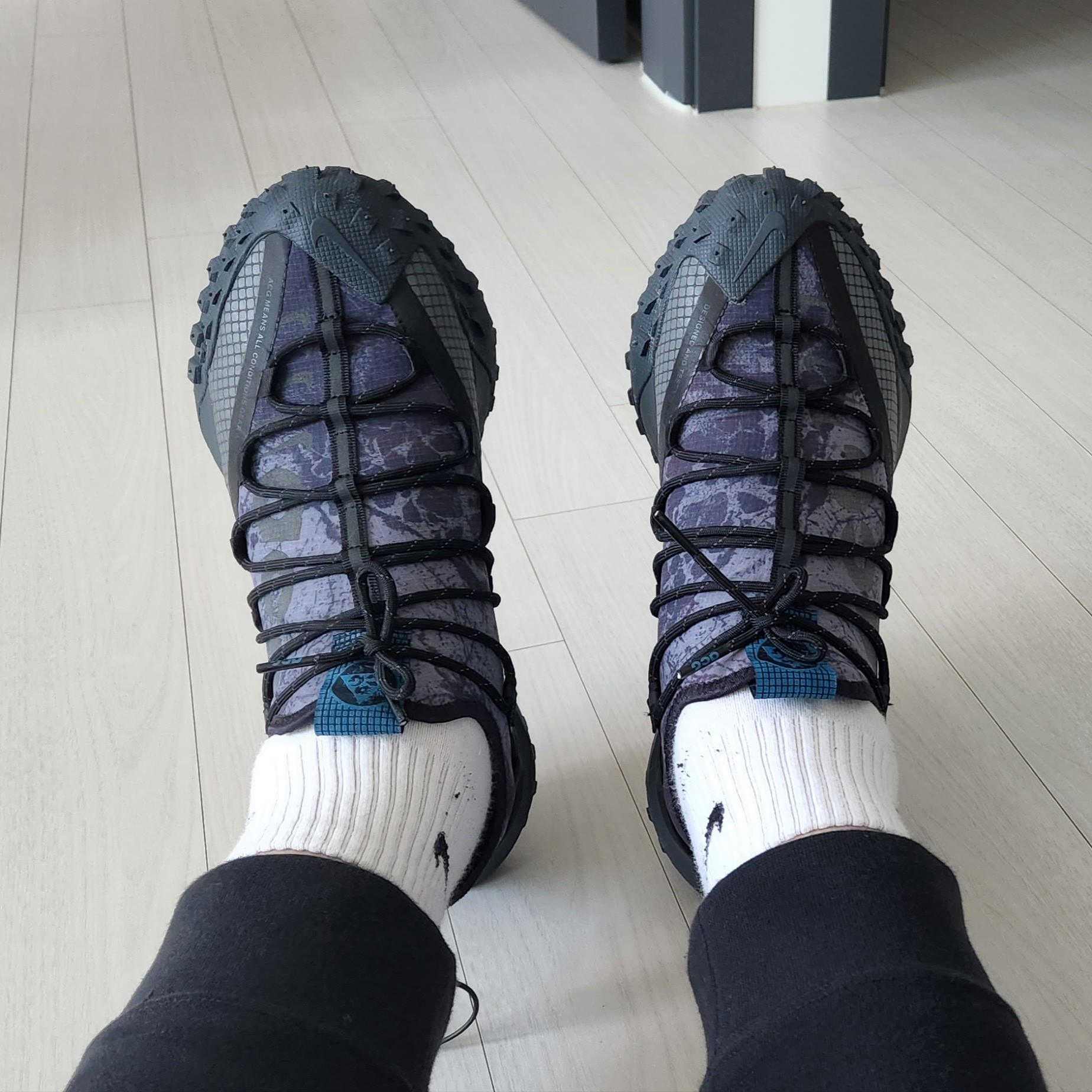 Nike ACG Mountain Fly Low Black 착용 스타일 - 1