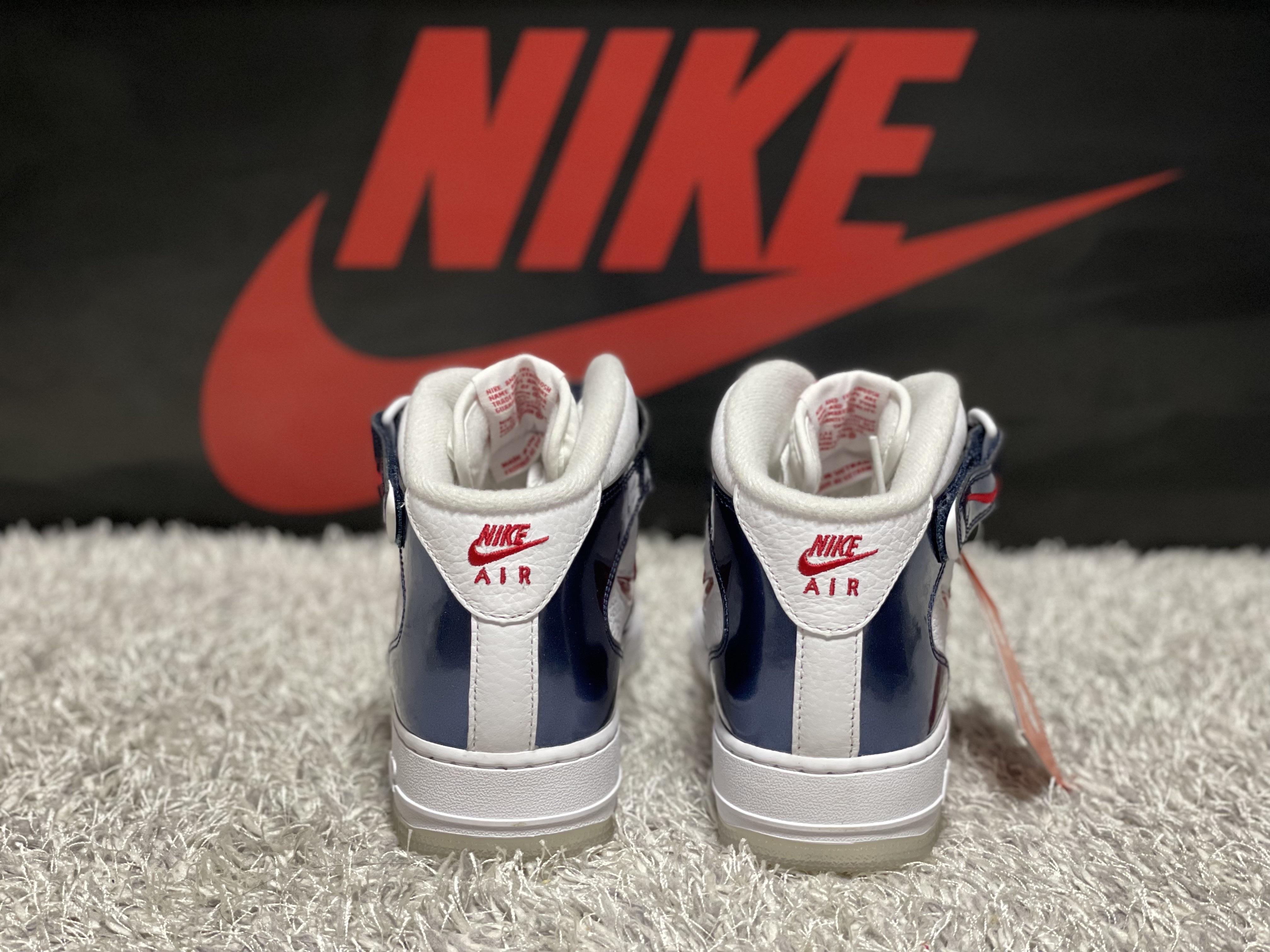 Nike Air Force 1 Mid QS University Red and Midnight Navy 착용 스타일 - 3