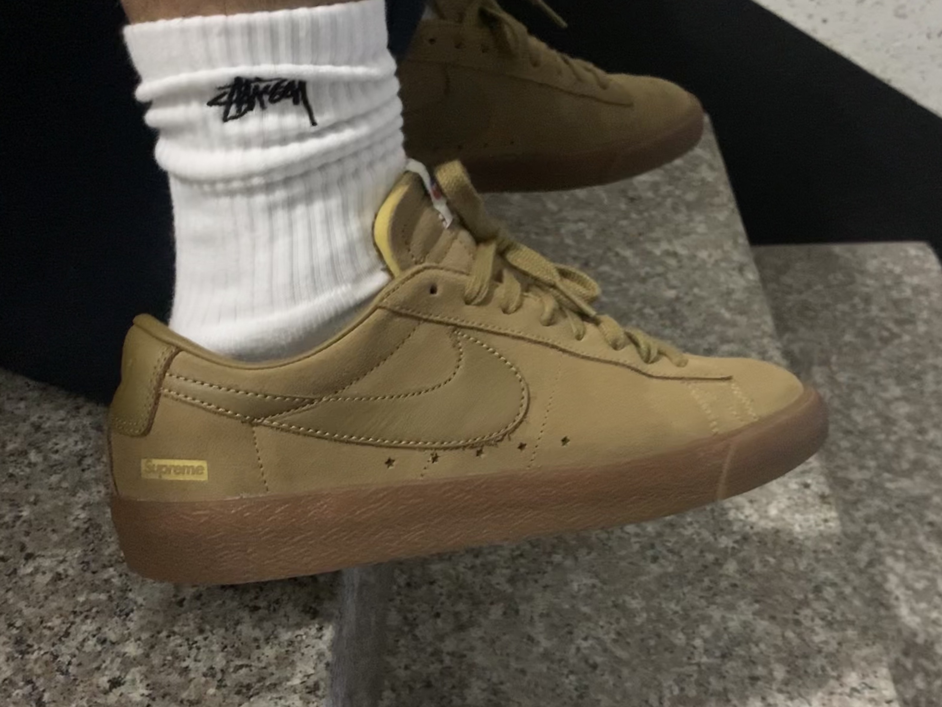 Nike x Supreme SB Blazer Low GT Golden Beige, Stussy Small Stock Crew Socks White (3 Pack) 착용 스타일