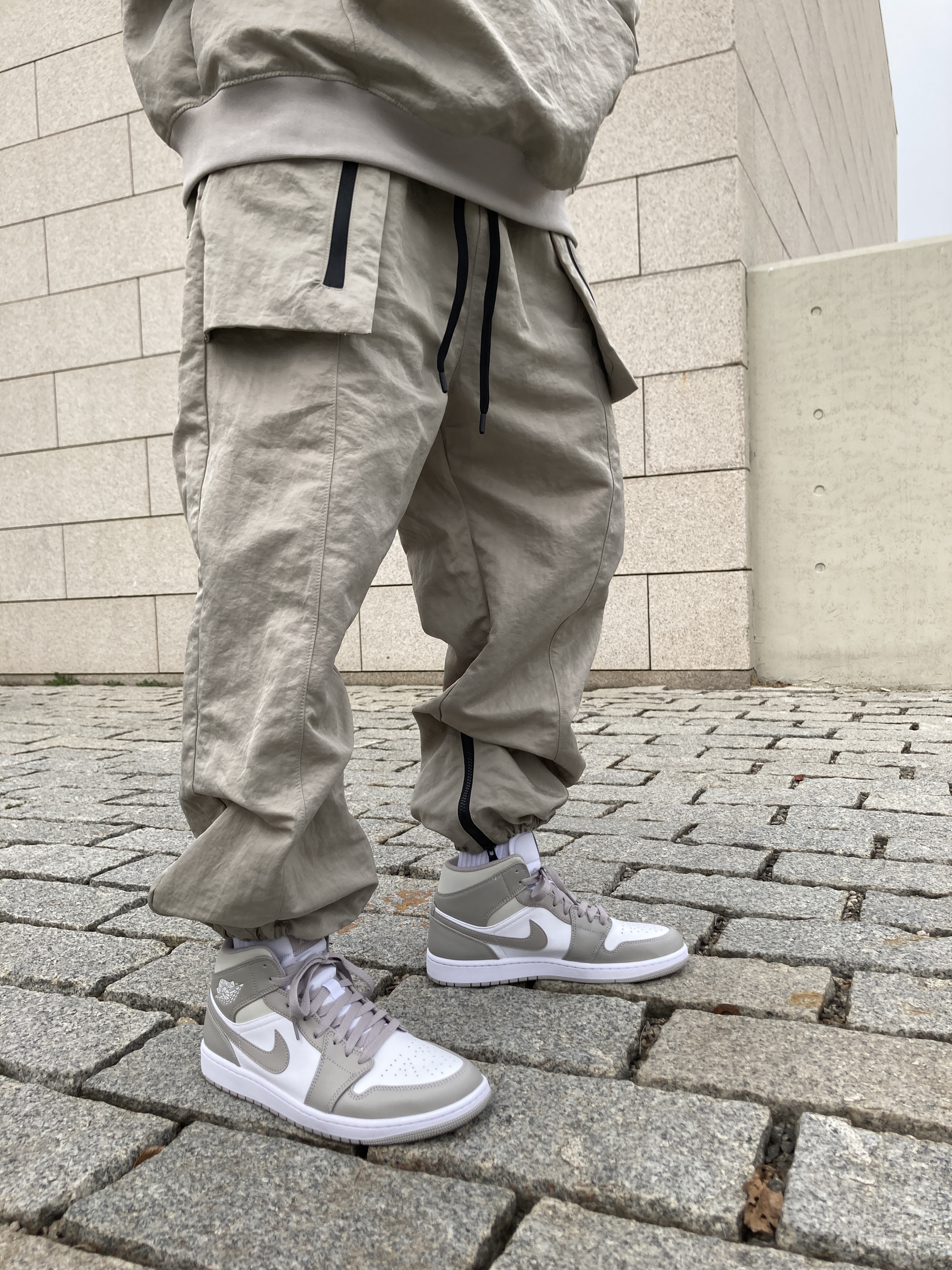 Jordan 1 Mid College Grey, Essentials x New Era Retro Crown Strapback White 착용 스타일 - 3