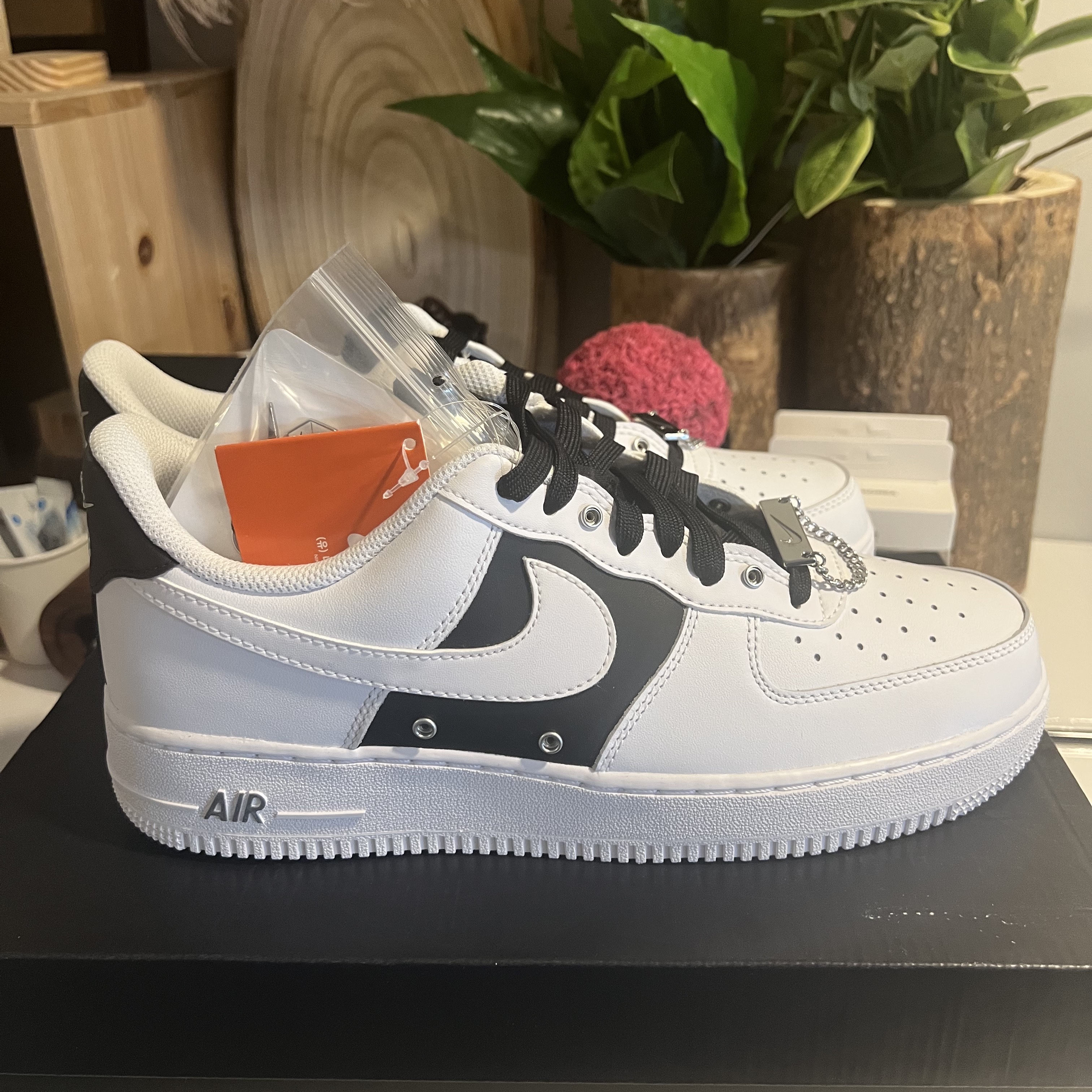Nike Air Force 1 '07 PRM White Black 착용 스타일 - 1