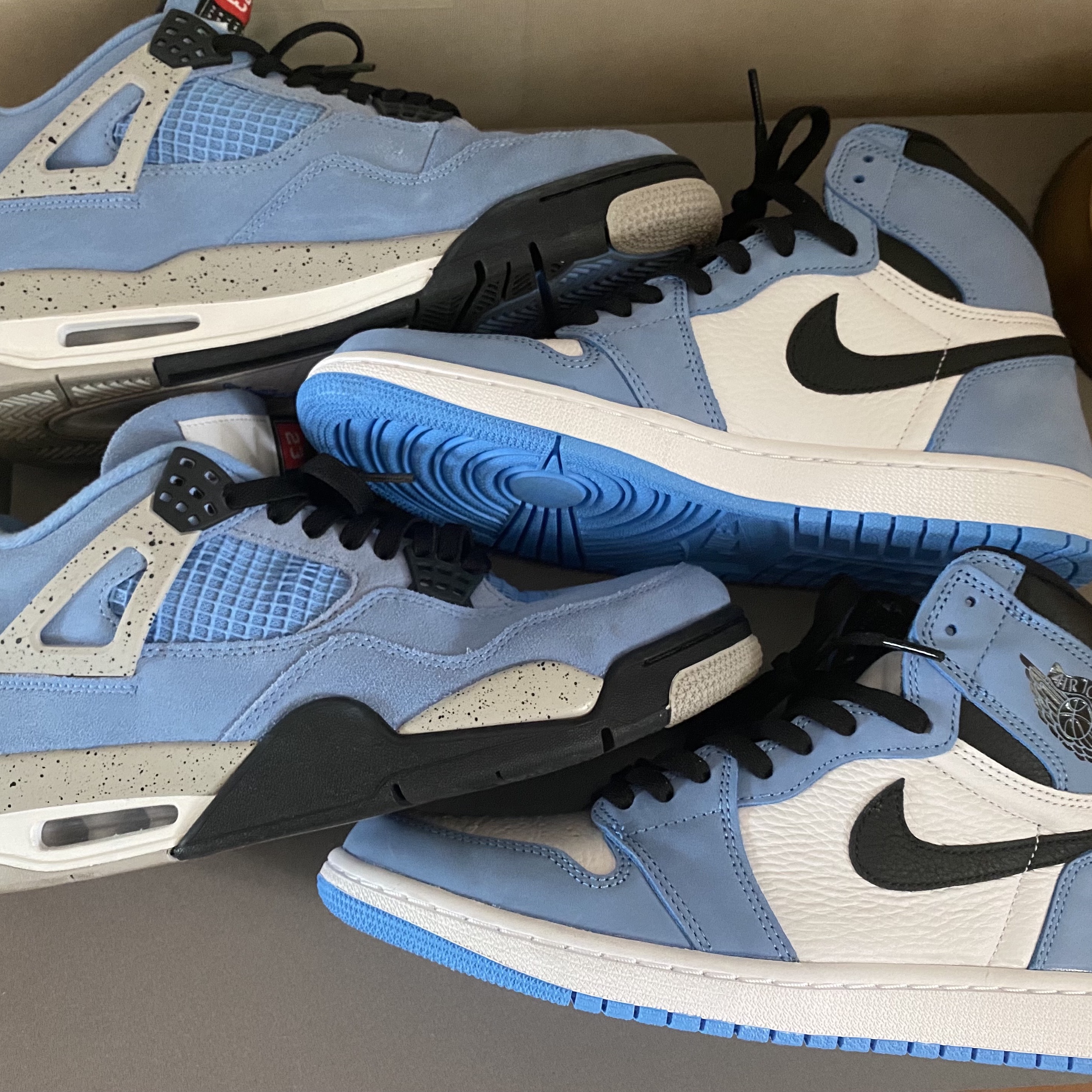 Jordan 4 Retro University Blue, Jordan 1 Retro High OG University Blue 착용 스타일 - 1
