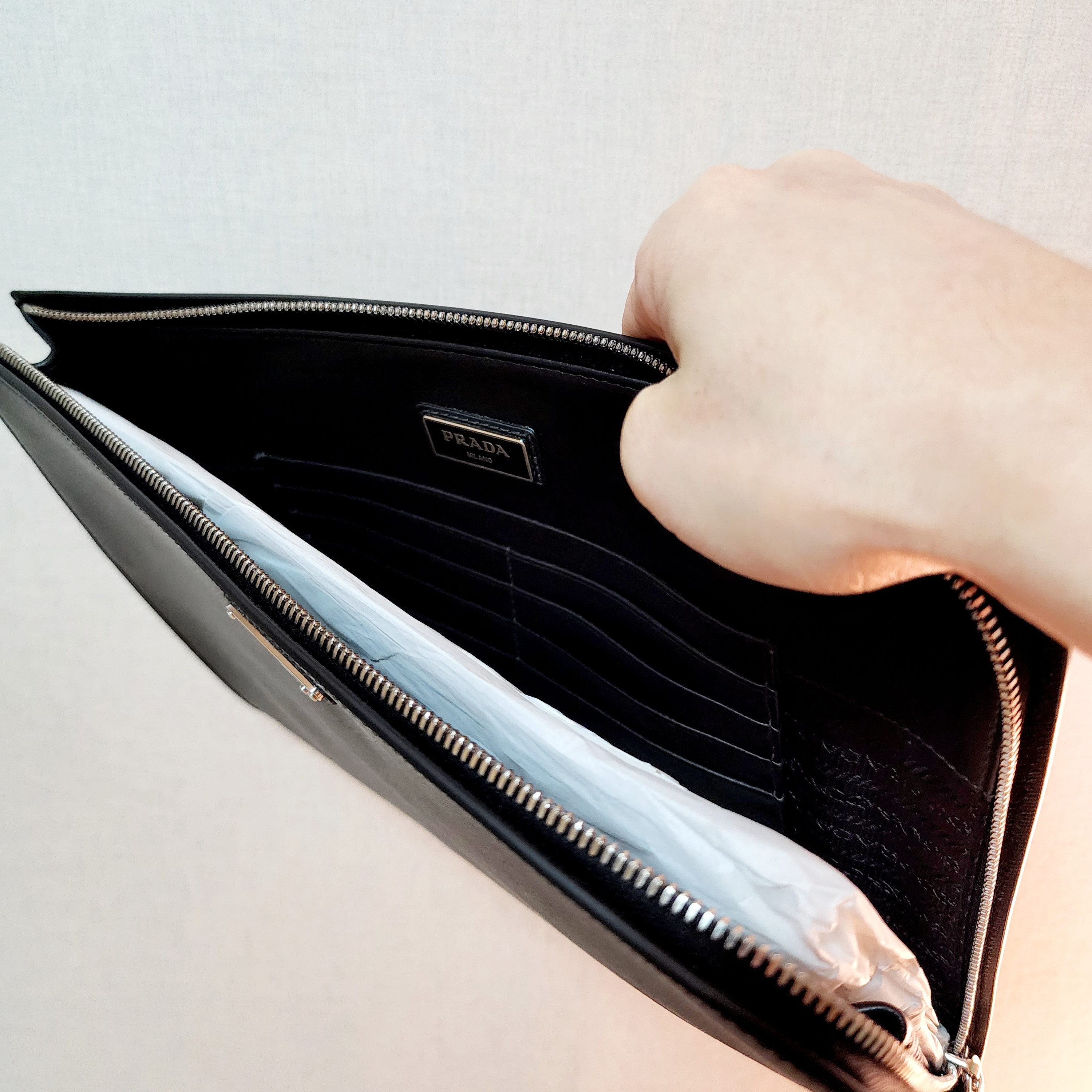 Prada Saffiano Leather Document Holder 착용 스타일 - 4